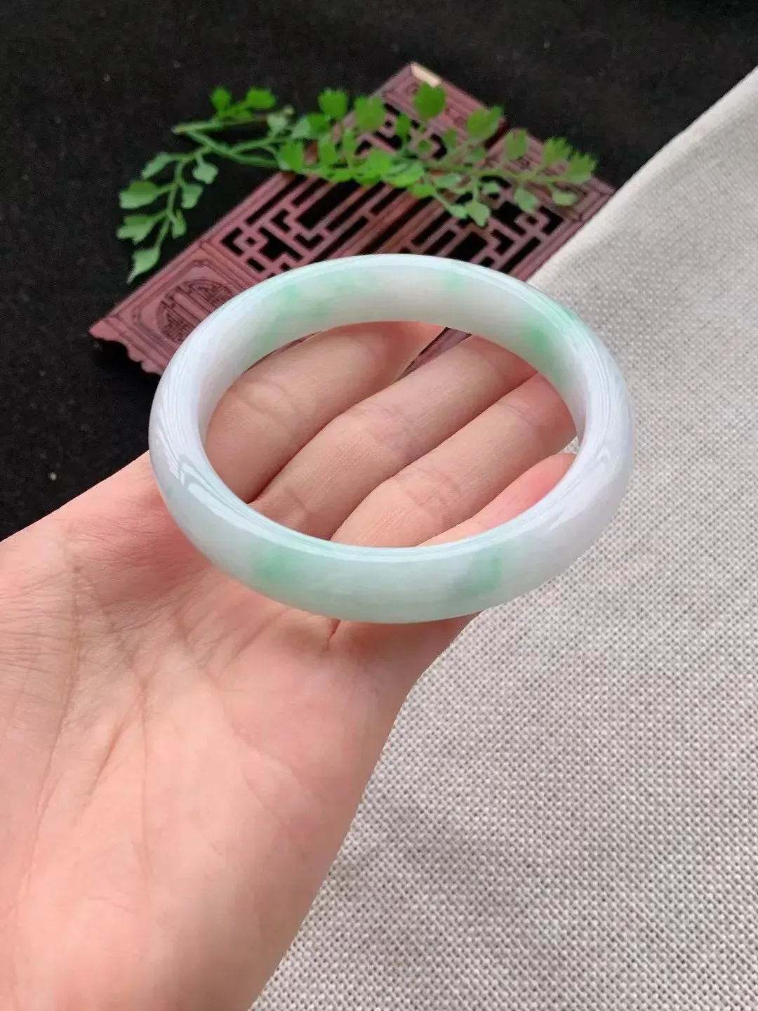 老坑飘绿正圈手镯  尺寸58圈口×12×8mm  y5268
