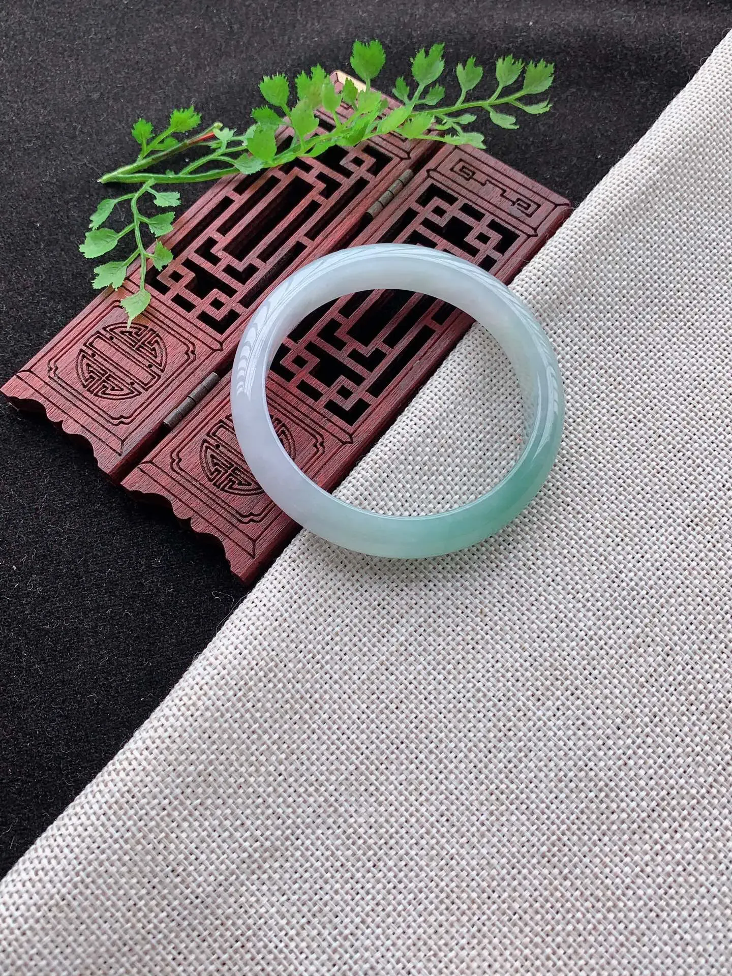 老坑飘绿正圈手镯，尺寸57圈口×12×7mm重量47.87g