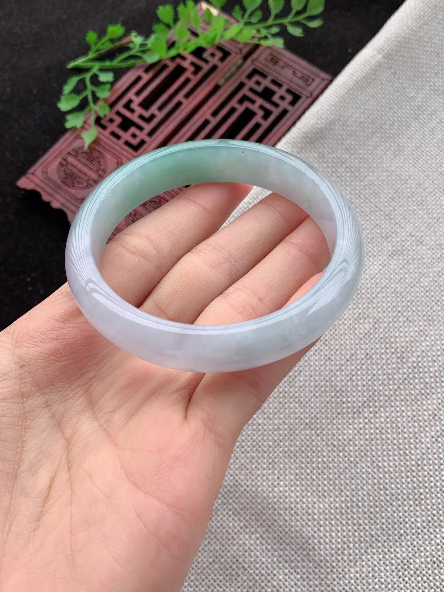 老坑飘绿正圈手镯，尺寸57圈口×12×7mm重量47.87g