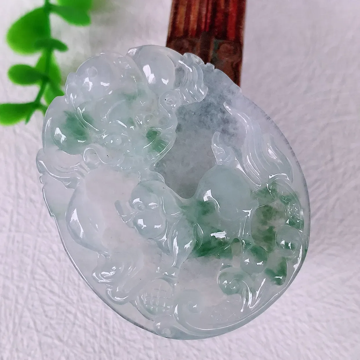 自然光实拍，冰飘花生肖招财猪吊坠，翠色灵动，玉质细腻，颜色漂亮，品相佳，佩戴佳品！#49.29