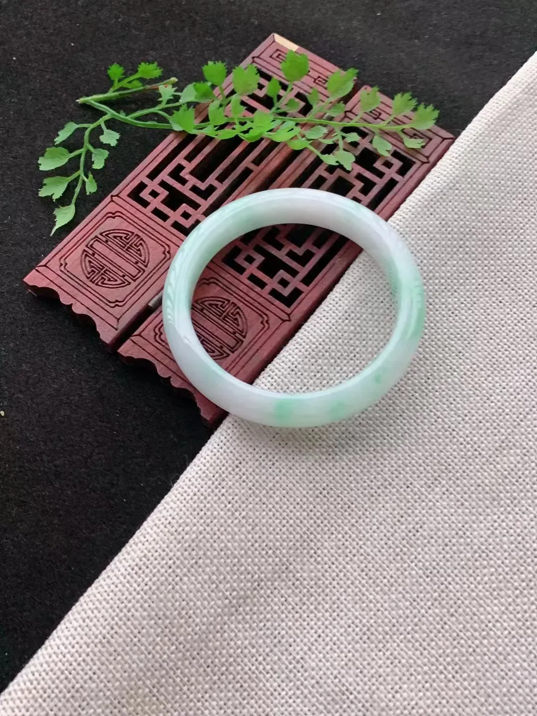 老坑飘绿正圈手镯  尺寸58圈口×12×8mm  y5268
