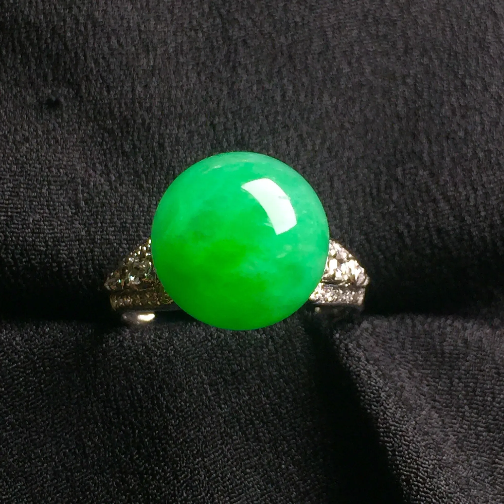 彰显气质的阳绿戒指，厚实饱满，水足
通透，光感极好，低调奢华，18k
金豪华镶嵌