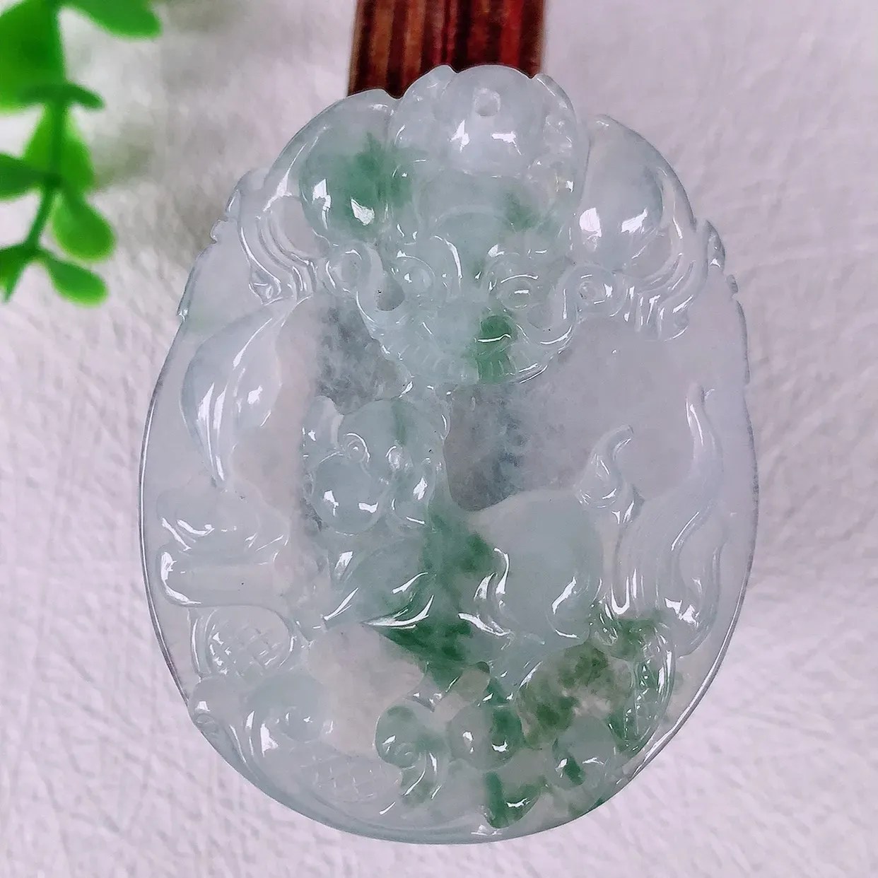 自然光实拍，冰飘花生肖招财猪吊坠，翠色灵动，玉质细腻，颜色漂亮，品相佳，佩戴佳品！#49.29