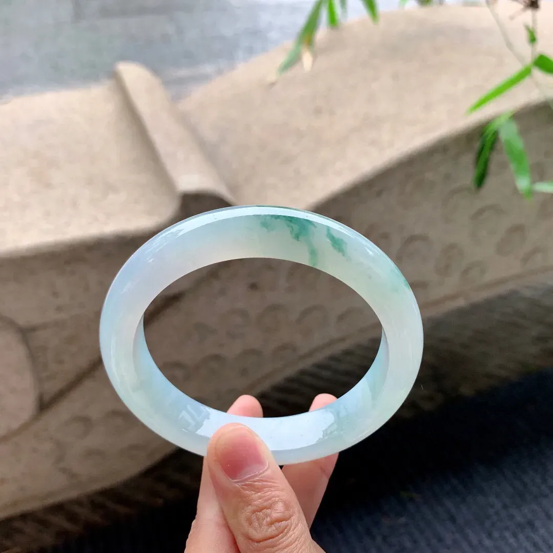 正圈61 62 63
【圈口】62/13.3/9.5

【编码】A8033116
【描述】冰飘绿花，水润，种老，细腻，无裂纹！
