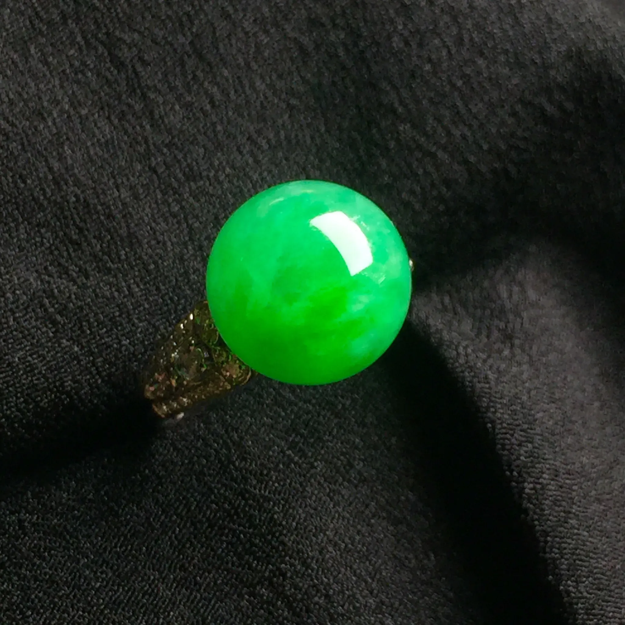 彰显气质的阳绿戒指，厚实饱满，水足
通透，光感极好，低调奢华，18k
金豪华镶嵌