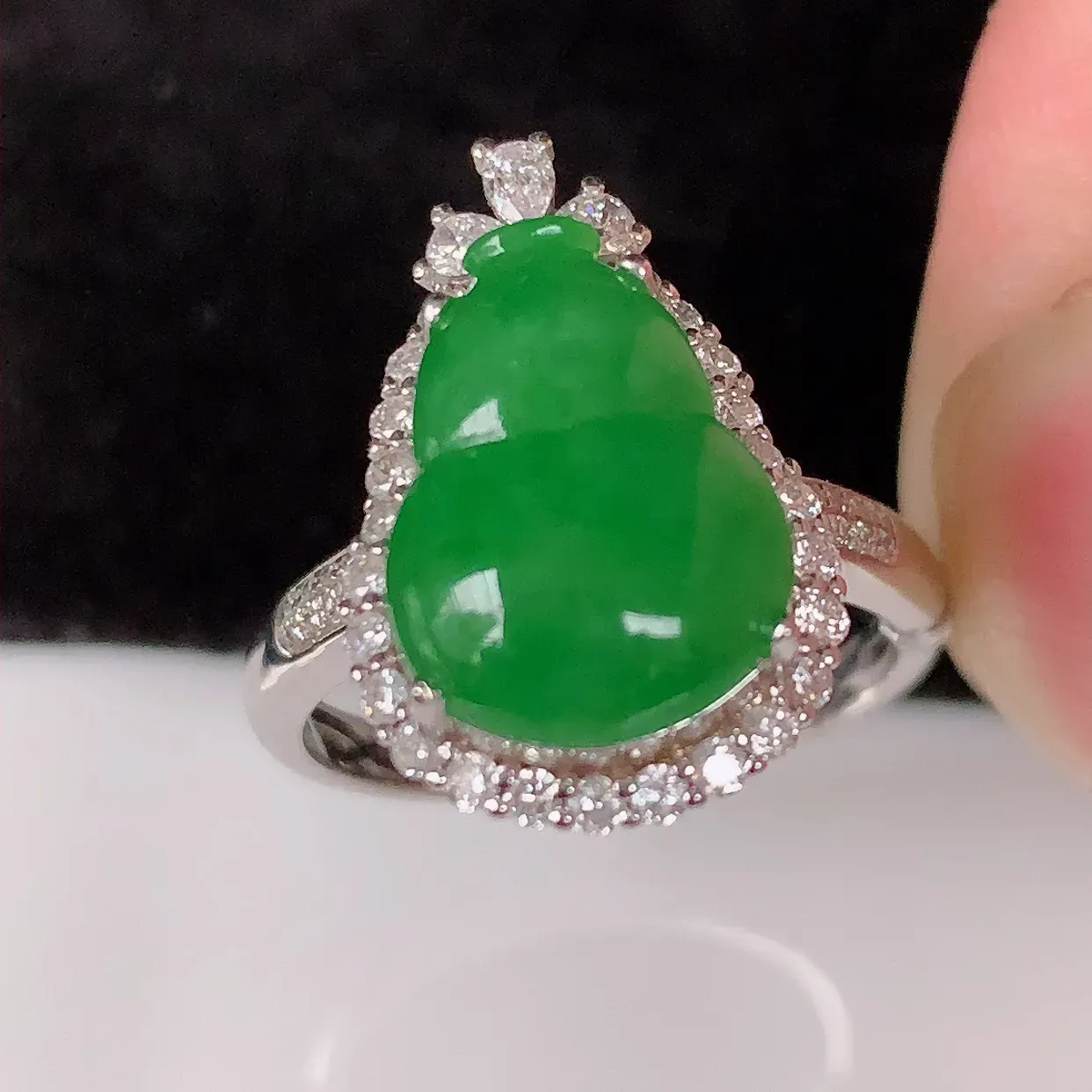 葫芦戒指，18K金伴钻镶嵌满绿葫芦戒指，寓意福禄双全，财源滚滚，饱满，（搭配宝石）佩戴效果优雅迷人！
