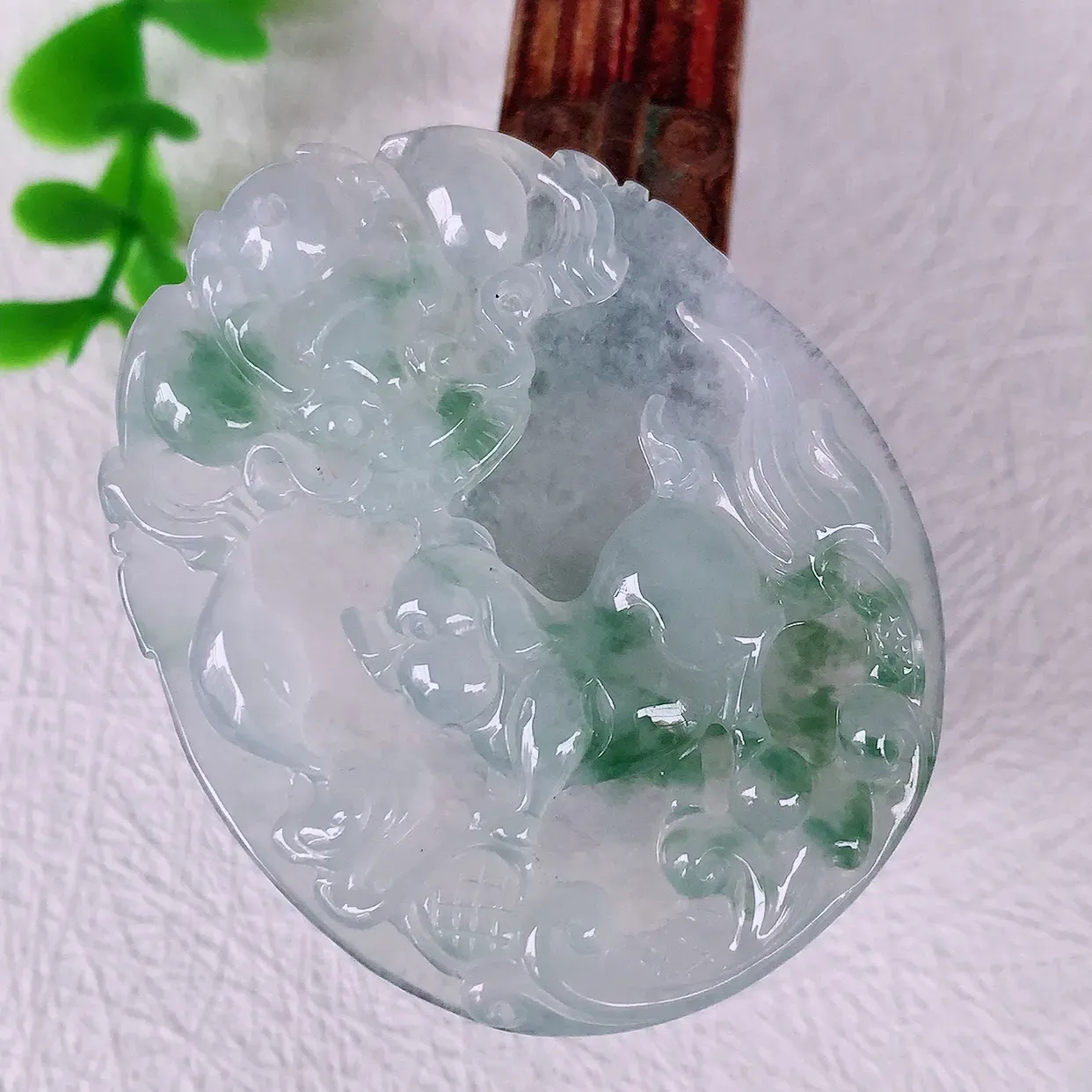 自然光实拍，冰飘花生肖招财猪吊坠，翠色灵动，玉质细腻，颜色漂亮，品相佳，佩戴佳品！#49.29
