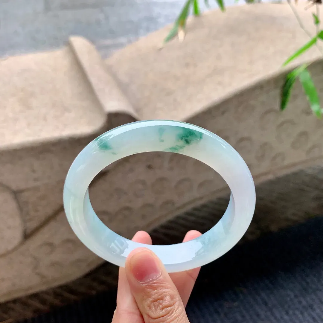 正圈61 62 63
【圈口】62/13.3/9.5

【编码】A8033116
【描述】冰飘绿花，水润，种老，细腻，无裂纹！