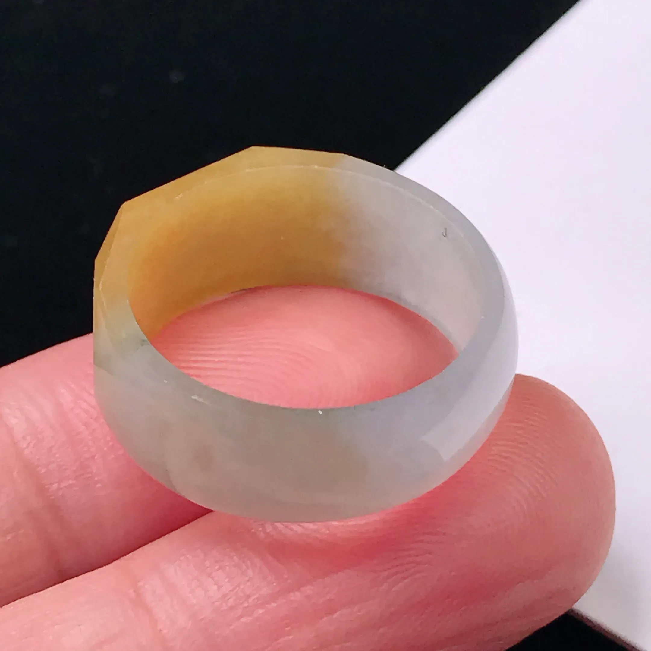 严选推荐 老坑种水润冰糯种飘黄翡指环，种水上乘，晶体结构致密，盈润通透，起强玻璃光泽，美感十足。高性价比，值得入手。裸石尺寸约22.2-22.6-8.4毫米