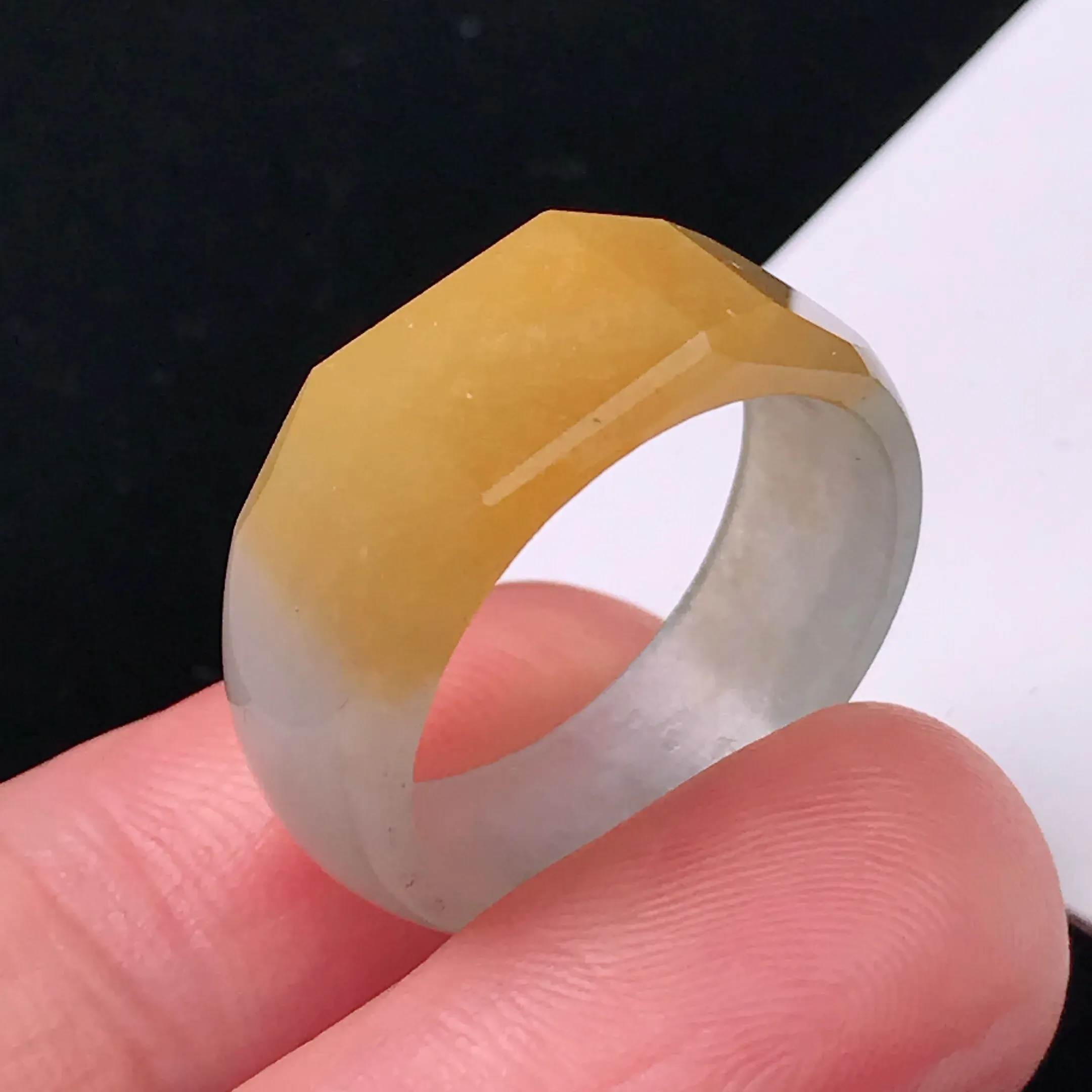 严选推荐 老坑种水润冰糯种飘黄翡指环，种水上乘，晶体结构致密，盈润通透，起强玻璃光泽，美感十足。高性价比，值得入手。裸石尺寸约22.2-22.6-8.4毫米