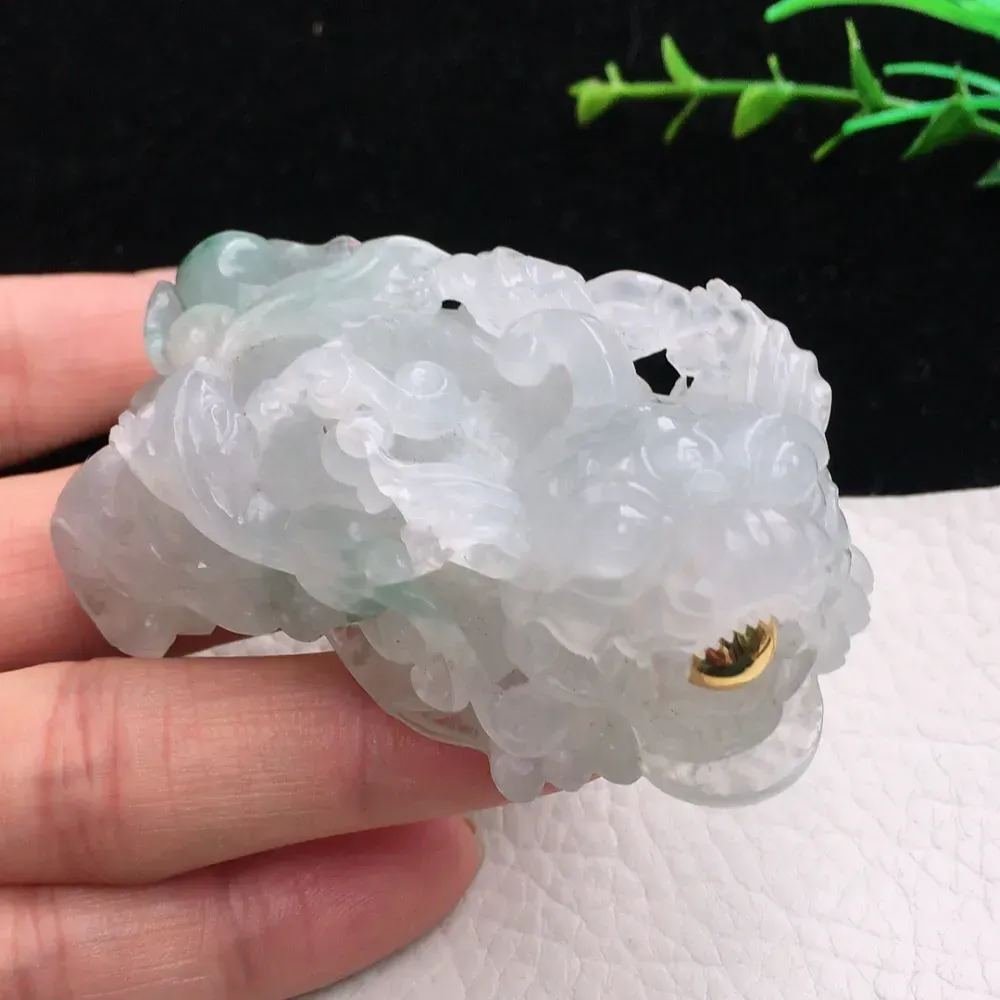 自然光实拍，特色霸气招财貔貅玉吊坠 精品小摆件 种老水足  冰润 色泽清新自然 雕工精湛 形态饱满 立体感强！只含18k金珠！值得拥有！af2 尺寸:65.6*34.2*28mm