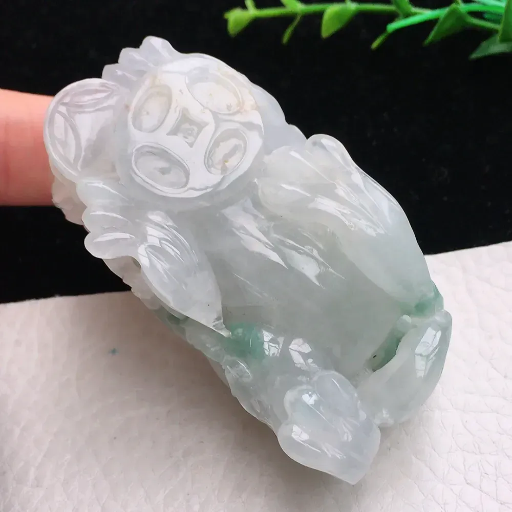 自然光实拍，特色霸气招财貔貅玉吊坠 精品小摆件 种老水足  冰润 色泽清新自然 雕工精湛 形态饱满 立体感强！只含18k金珠！值得拥有！af2 尺寸:65.6*34.2*28mm