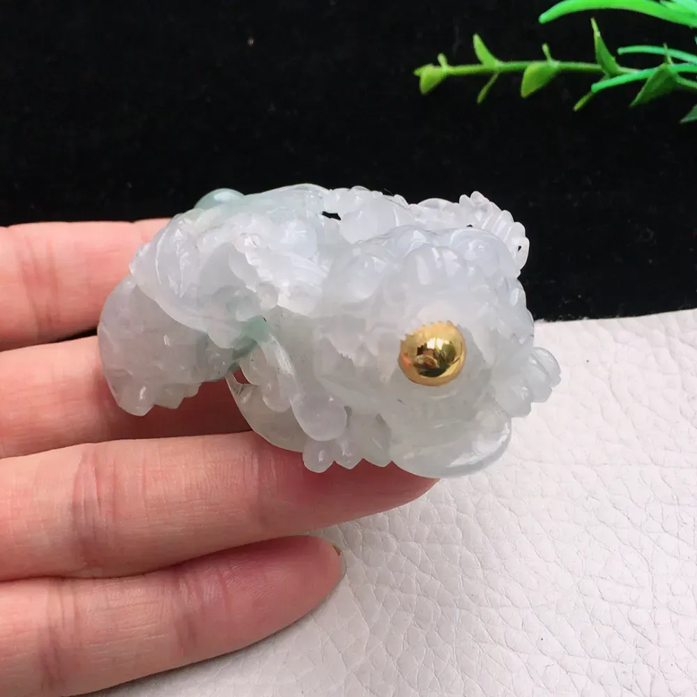 自然光实拍，特色霸气招财貔貅玉吊坠 精品小摆件 种老水足  冰润 色泽清新自然 雕工精湛 形态饱满 立体感强！只含18k金珠！值得拥有！af2 尺寸:65.6*34.2*28mm