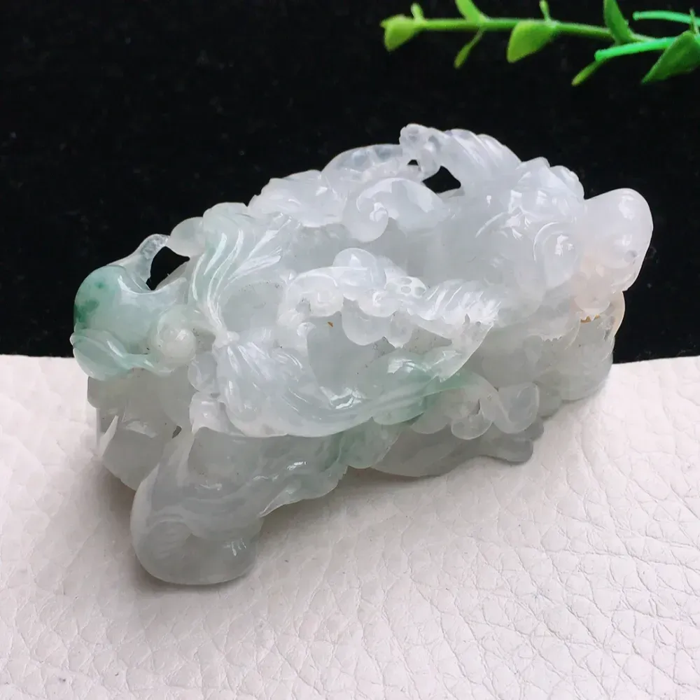 自然光实拍，特色霸气招财貔貅玉吊坠 精品小摆件 种老水足  冰润 色泽清新自然 雕工精湛 形态饱满 立体感强！只含18k金珠！值得拥有！af2 尺寸:65.6*34.2*28mm