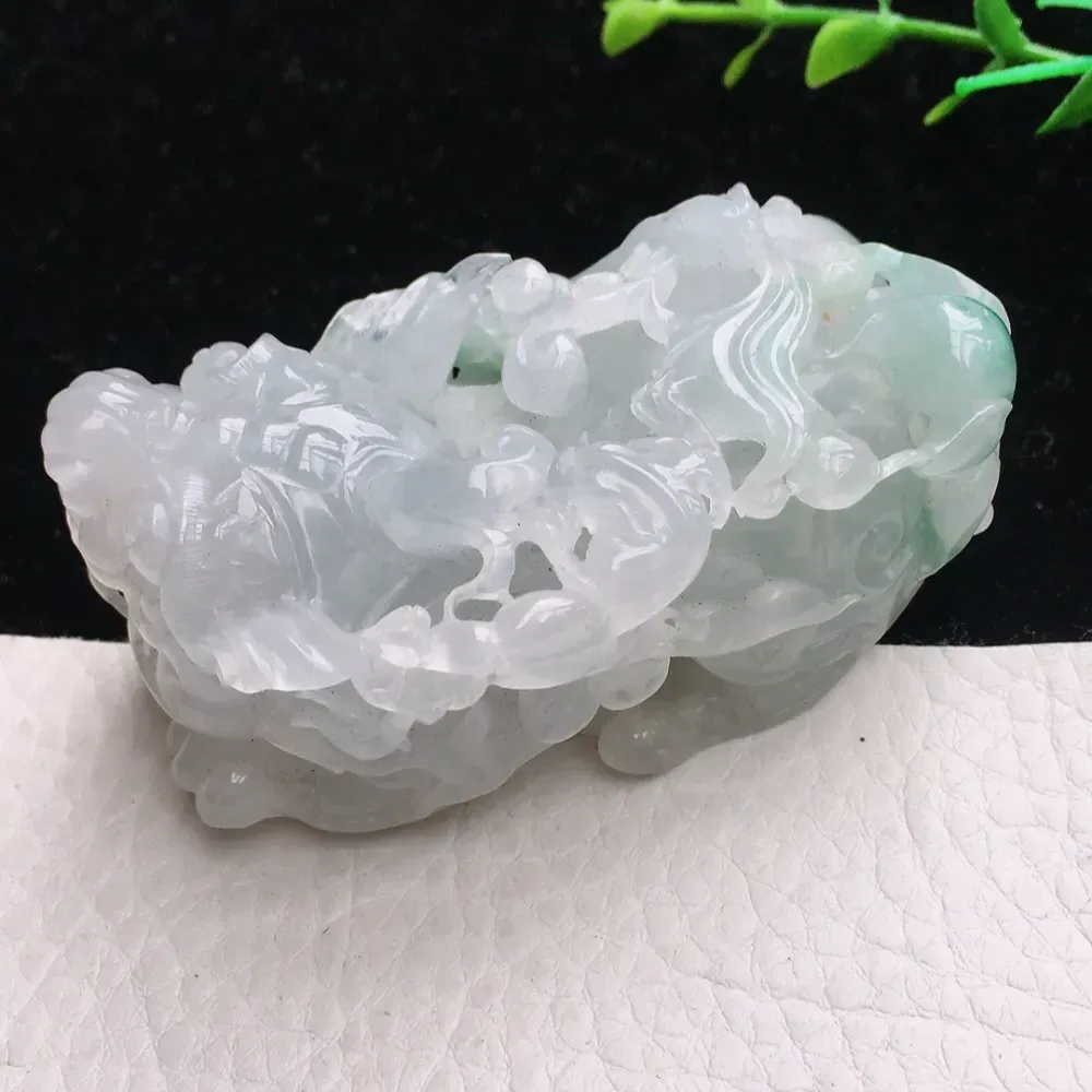 自然光实拍，特色霸气招财貔貅玉吊坠 精品小摆件 种老水足  冰润 色泽清新自然 雕工精湛 形态饱满 立体感强！只含18k金珠！值得拥有！af2 尺寸:65.6*34.2*28mm