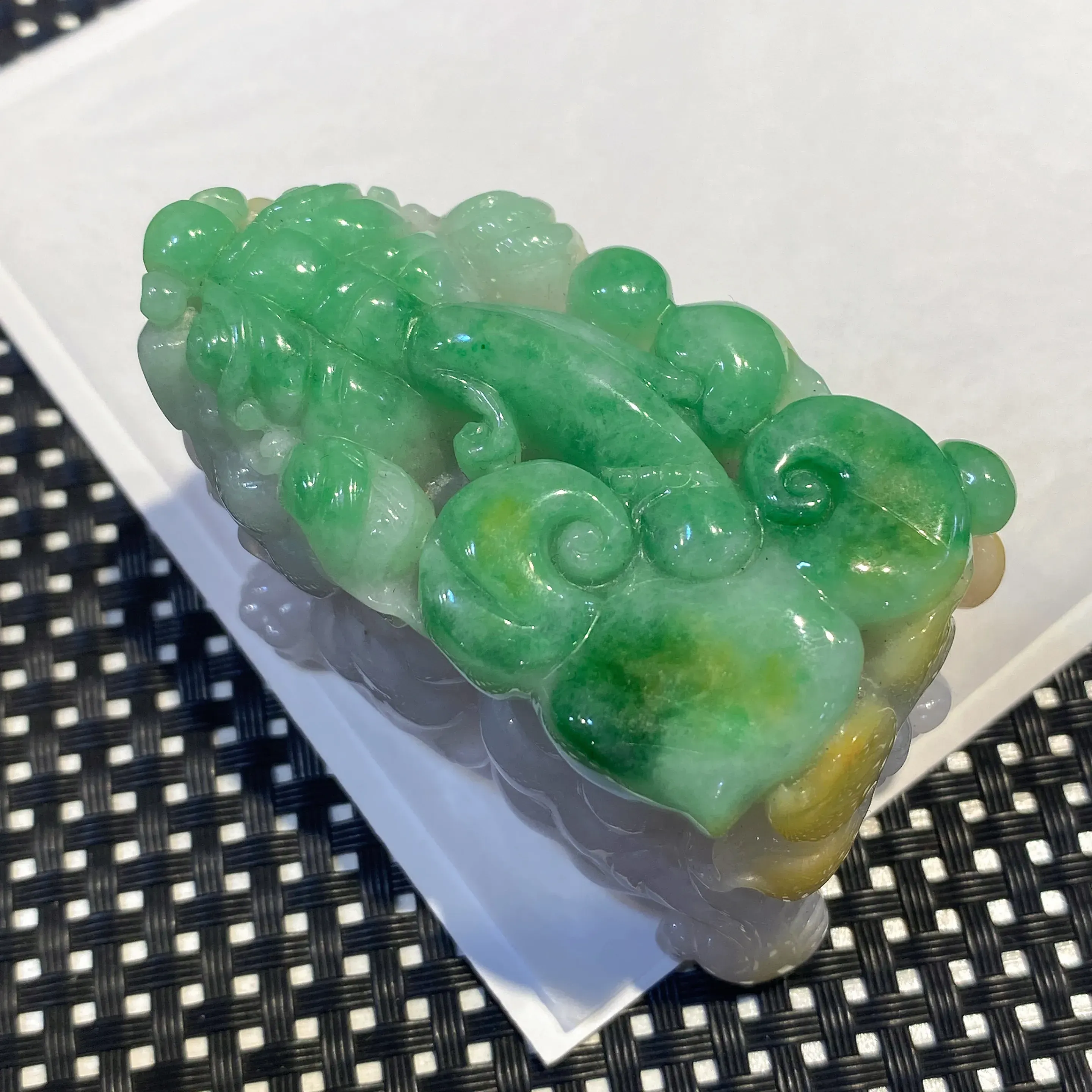 黄加绿招财貔貅手把件 玉质细腻 雕工精湛 色泽艳丽 厚实大气