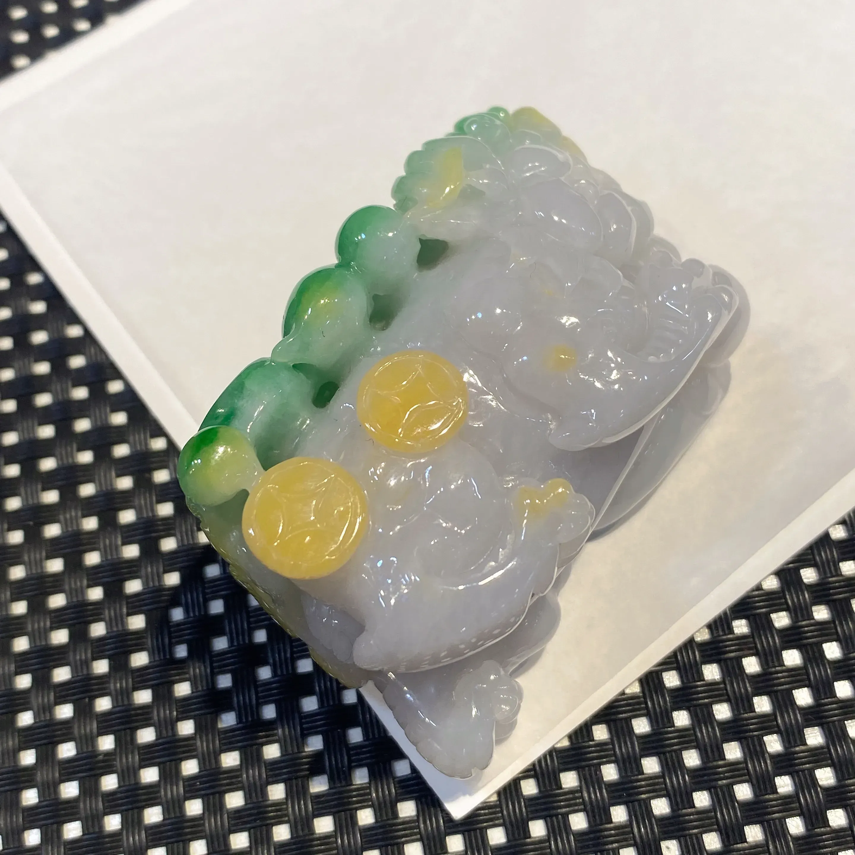 黄加绿招财貔貅手把件 玉质细腻 雕工精湛 色泽艳丽 厚实大气