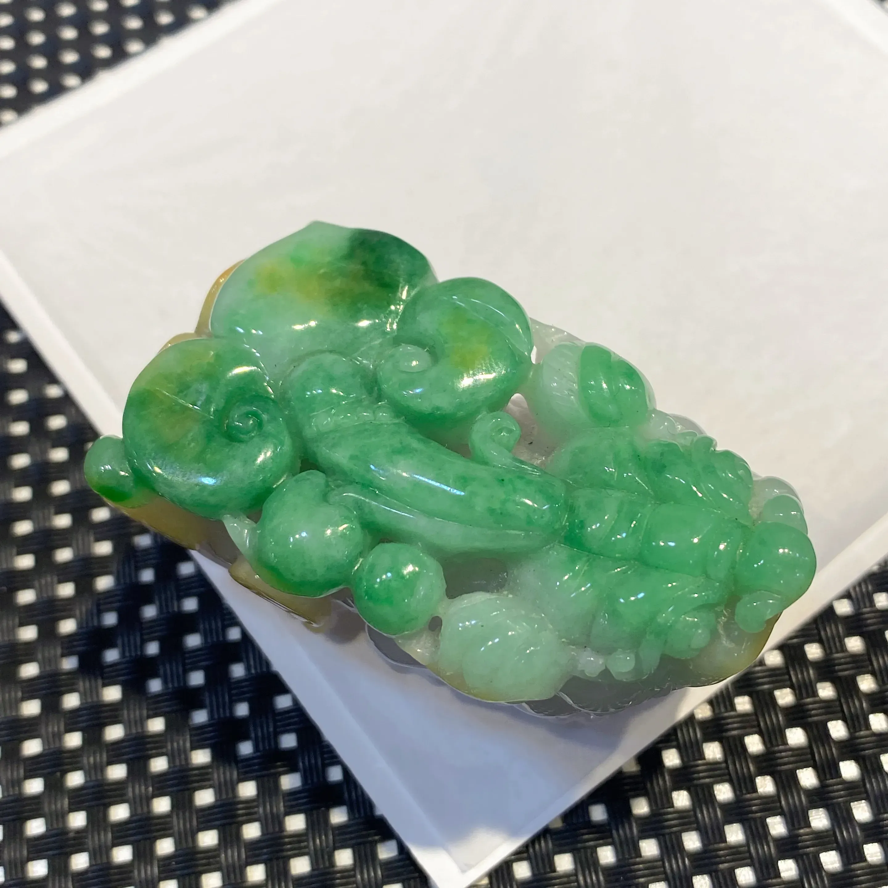 黄加绿招财貔貅手把件 玉质细腻 雕工精湛 色泽艳丽 厚实大气