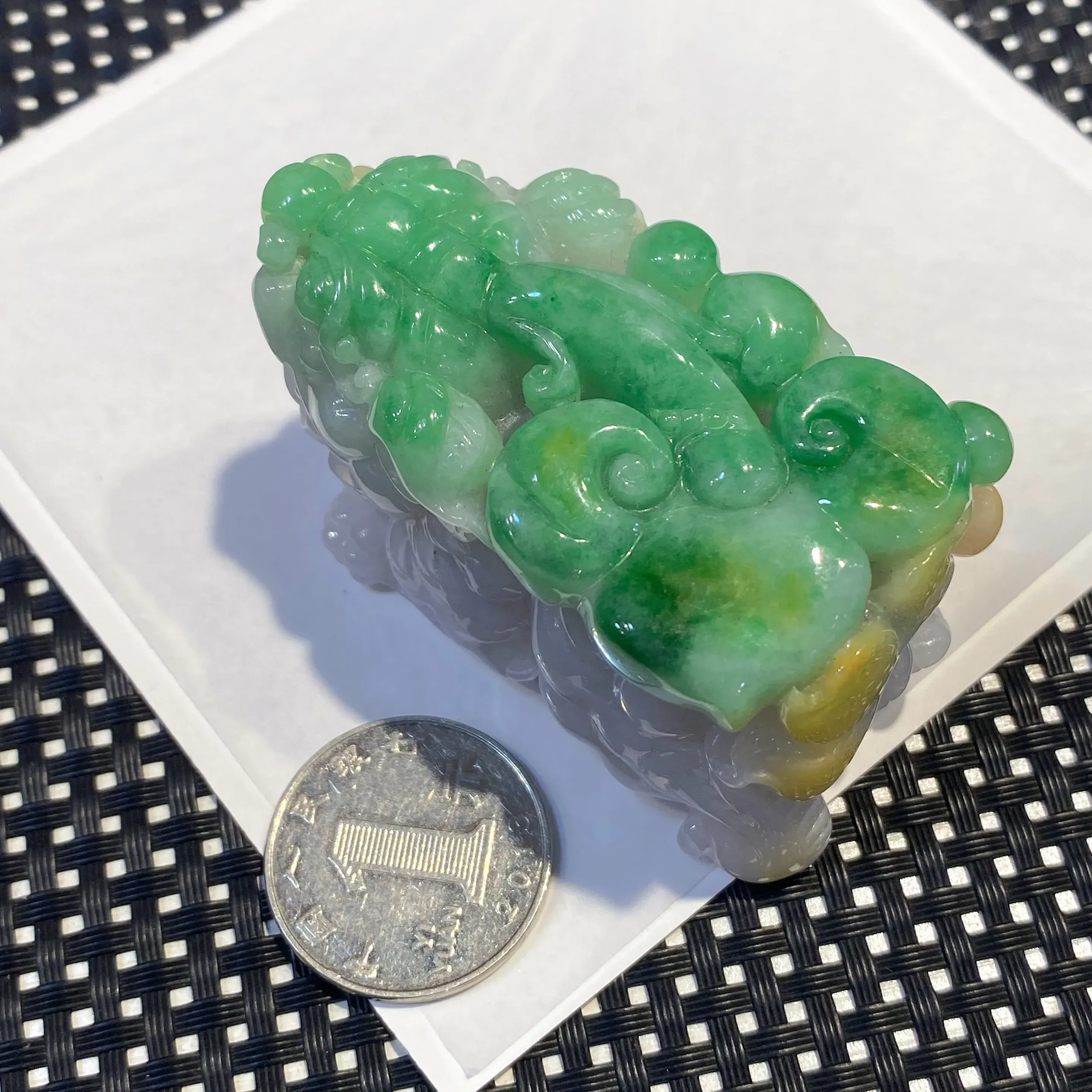黄加绿招财貔貅手把件 玉质细腻 雕工精湛 色泽艳丽 厚实大气
