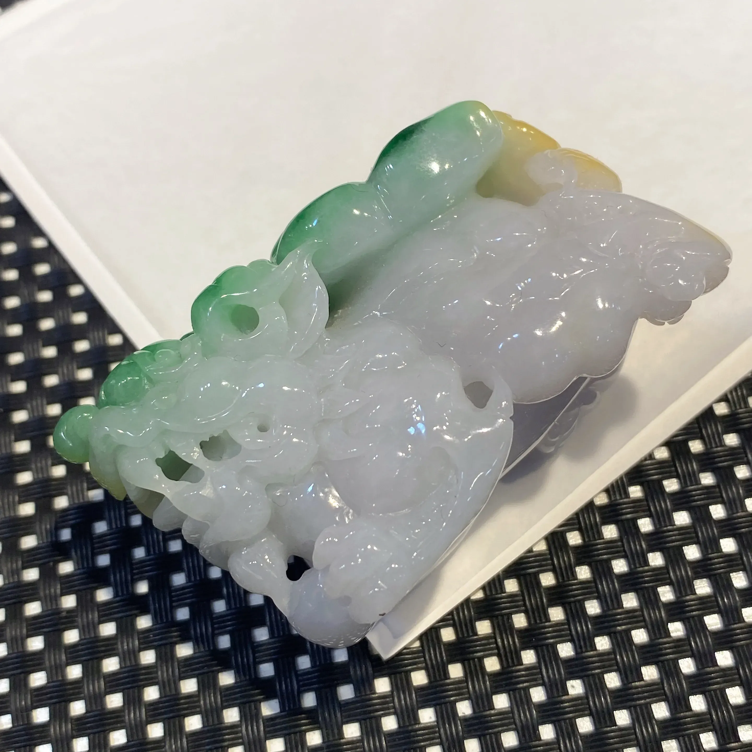黄加绿招财貔貅手把件 玉质细腻 雕工精湛 色泽艳丽 厚实大气