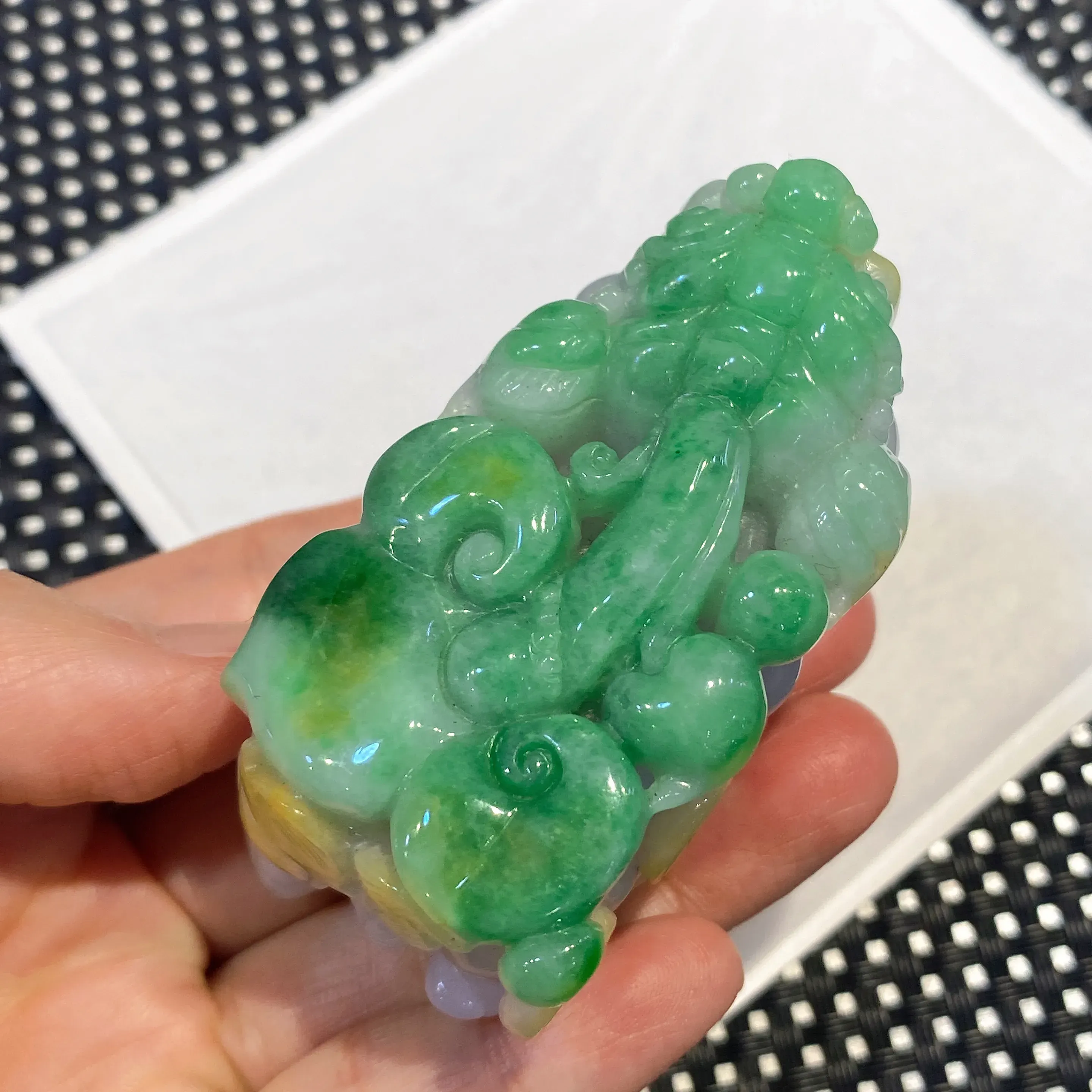 黄加绿招财貔貅手把件 玉质细腻 雕工精湛 色泽艳丽 厚实大气