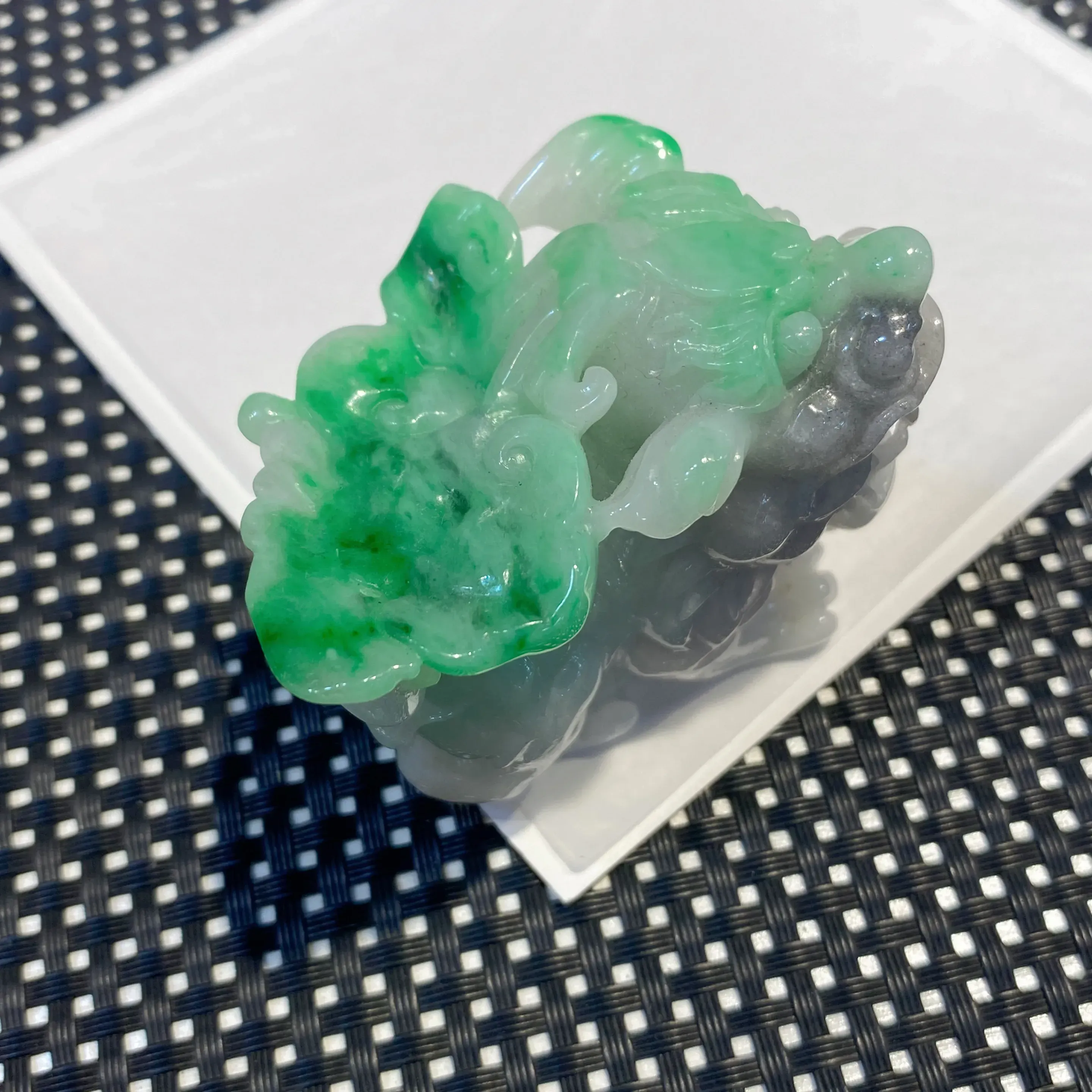 带色招财貔貅手把件 玉质细腻 雕工精美 款式大气厚实