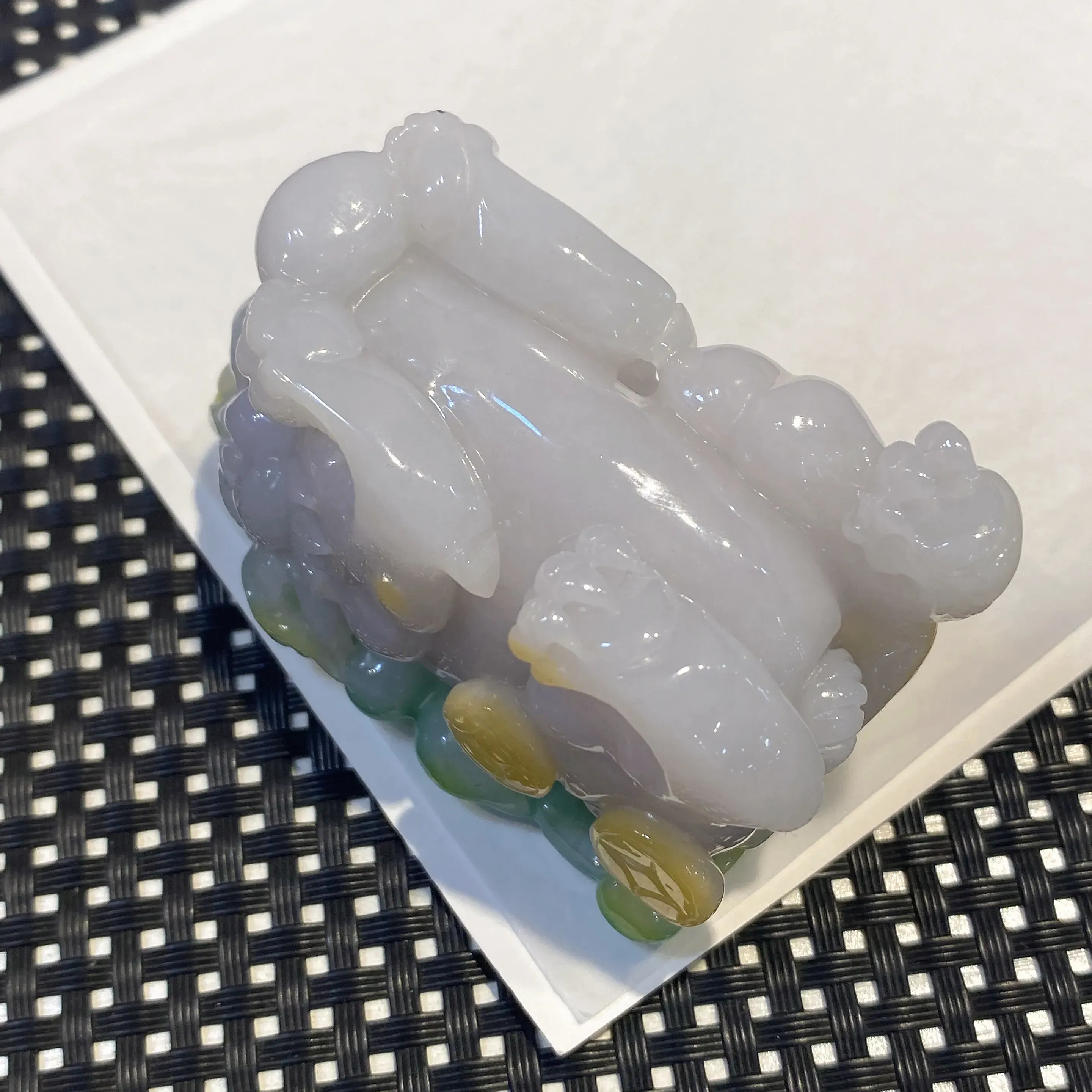 黄加绿招财貔貅手把件 玉质细腻 雕工精湛 色泽艳丽 厚实大气