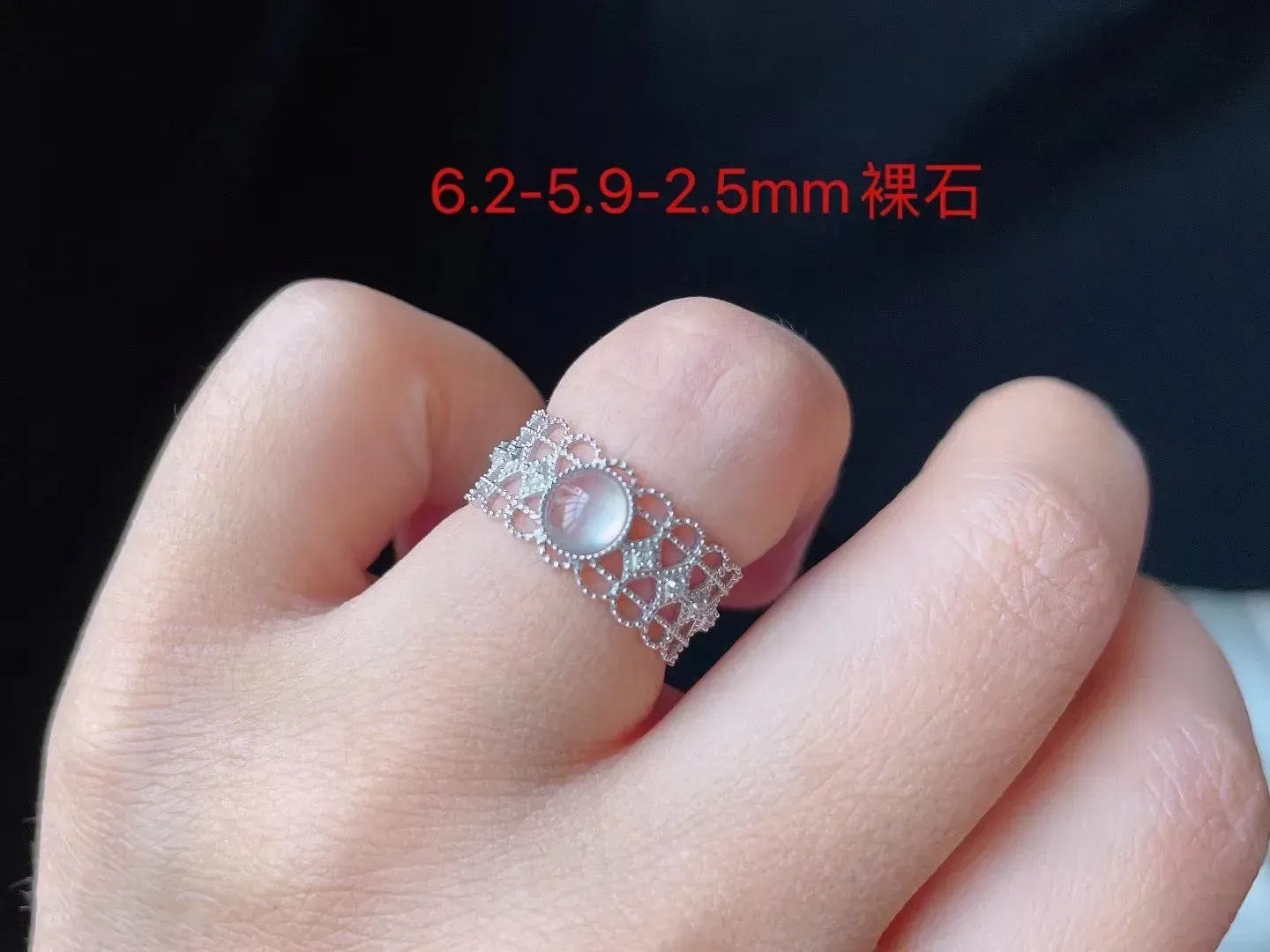 18K冰种荧光设计款戒指 种好冰透 玉质细腻 纯净清爽 款式精致亮丽