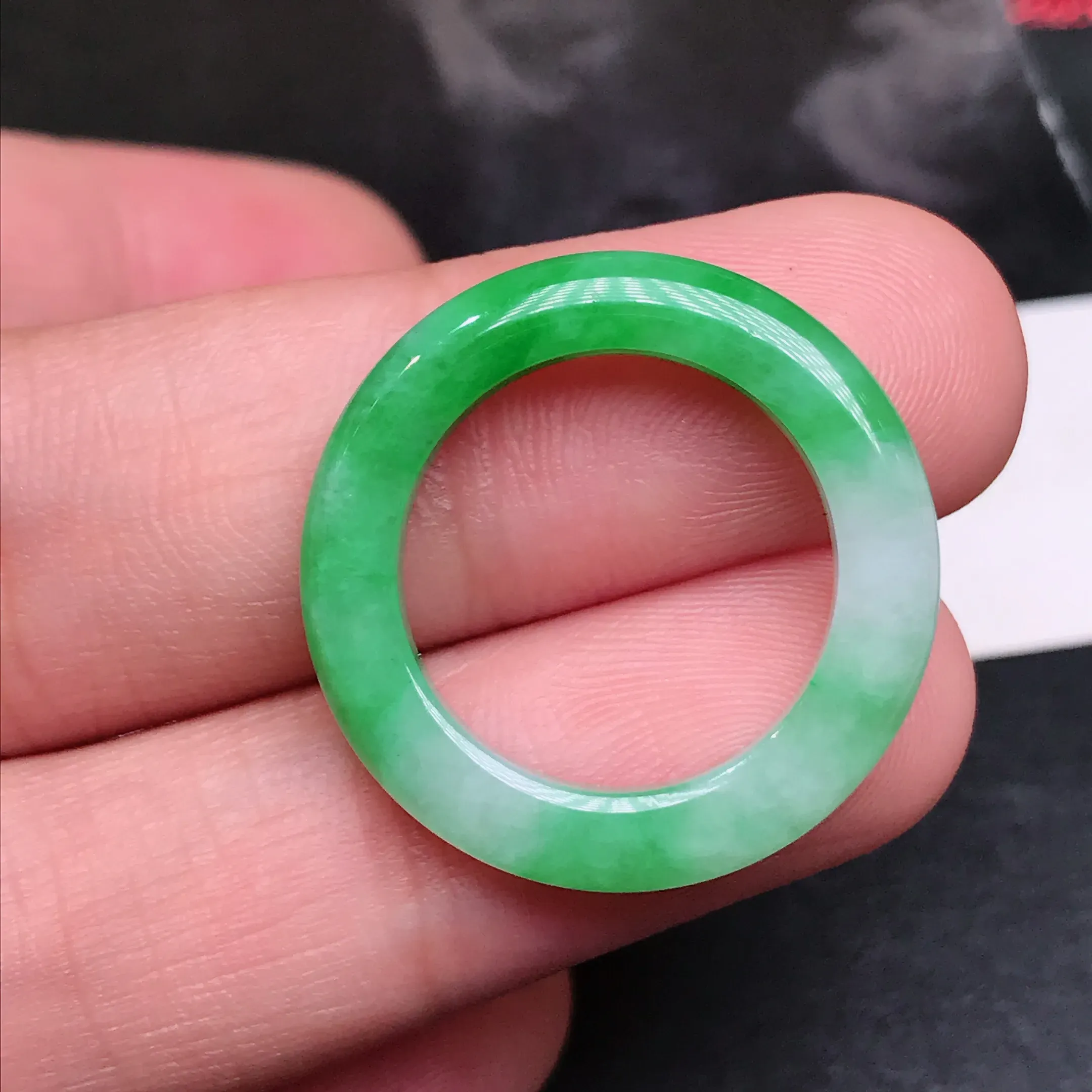 严选推荐 老坑种水润冰糯种飘花指环，种水上乘，晶体结构致密，盈润通透，起强玻璃光泽，美感十足。高性价比，值得入手。裸石尺寸约24.3-4-3.9毫米