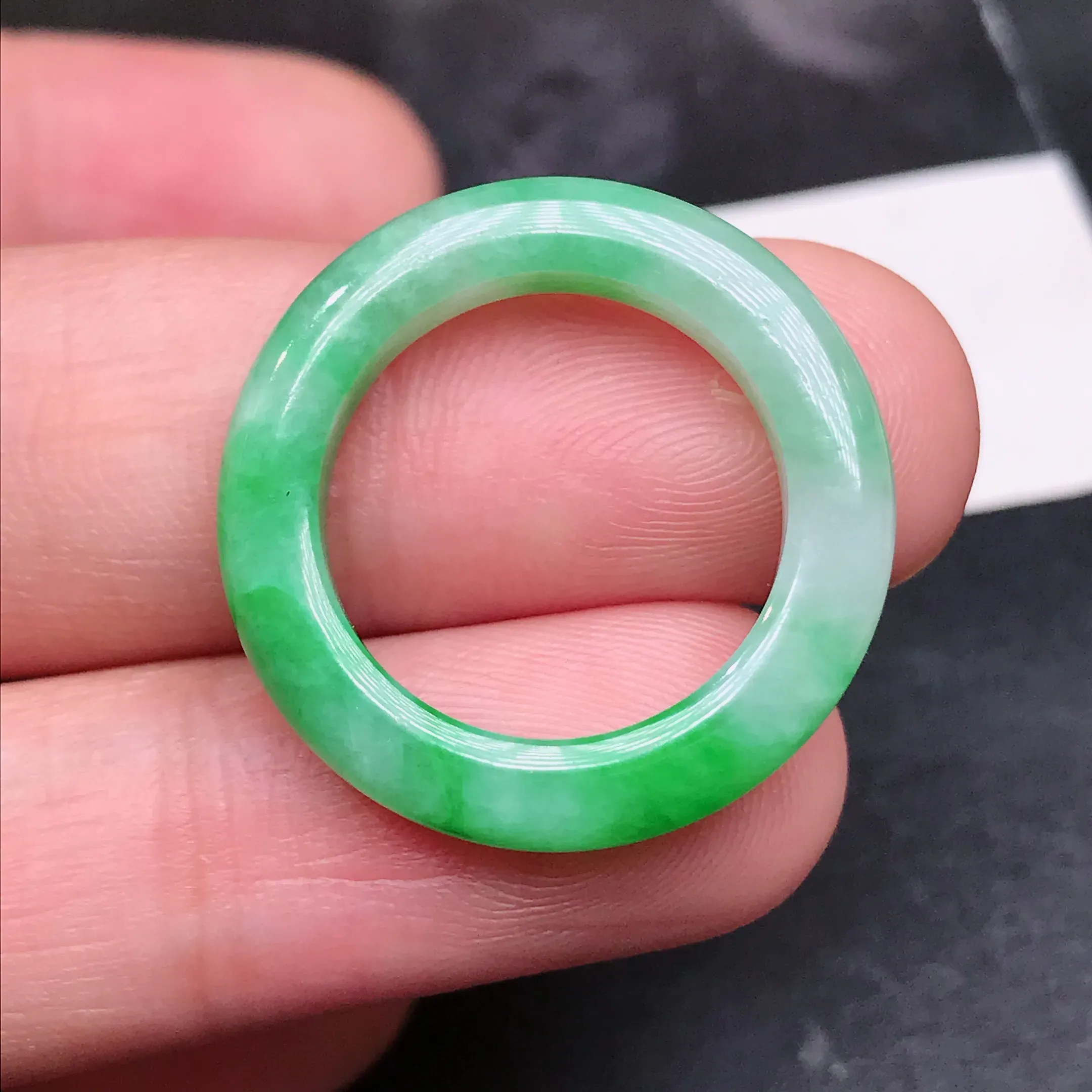 严选推荐 老坑种水润冰糯种飘花指环，种水上乘，晶体结构致密，盈润通透，起强玻璃光泽，美感十足。高性价比，值得入手。裸石尺寸约24.3-4-3.9毫米