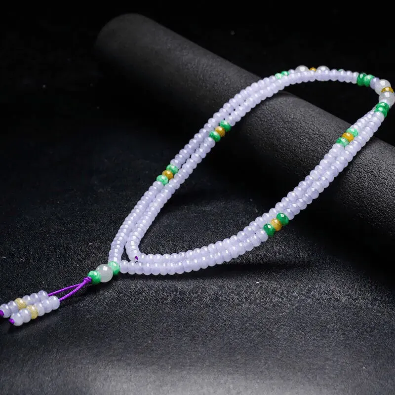天然翡翠珠链，共221颗珠子，取其中一颗珠尺寸大约5.6*3.1mm，玉质水润，靓丽秀气，佩戴效果高贵