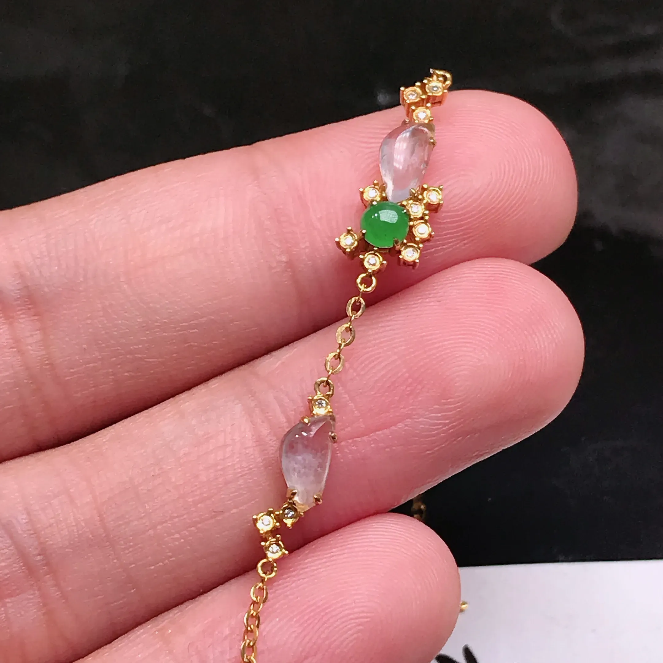 严选推荐手链，老坑水润随形手链，18k金钻镶嵌，雕工精细，裸石饱满圆润，肥嘟嘟的，线条流畅，品相佳，佩戴效果佳。种水上乘，莹润通透，起强玻璃光泽。高性价比，值得入手。裸石尺寸约6.9-3.5毫米
