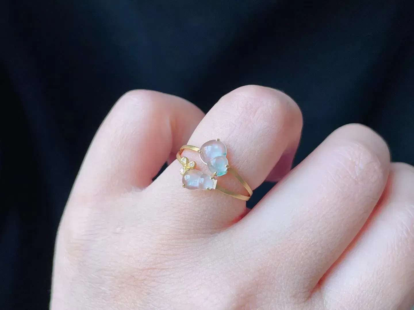 18K冰种荧光葫芦戒指 
种好冰透 玉质细腻 纯净清爽 款式精致亮丽
