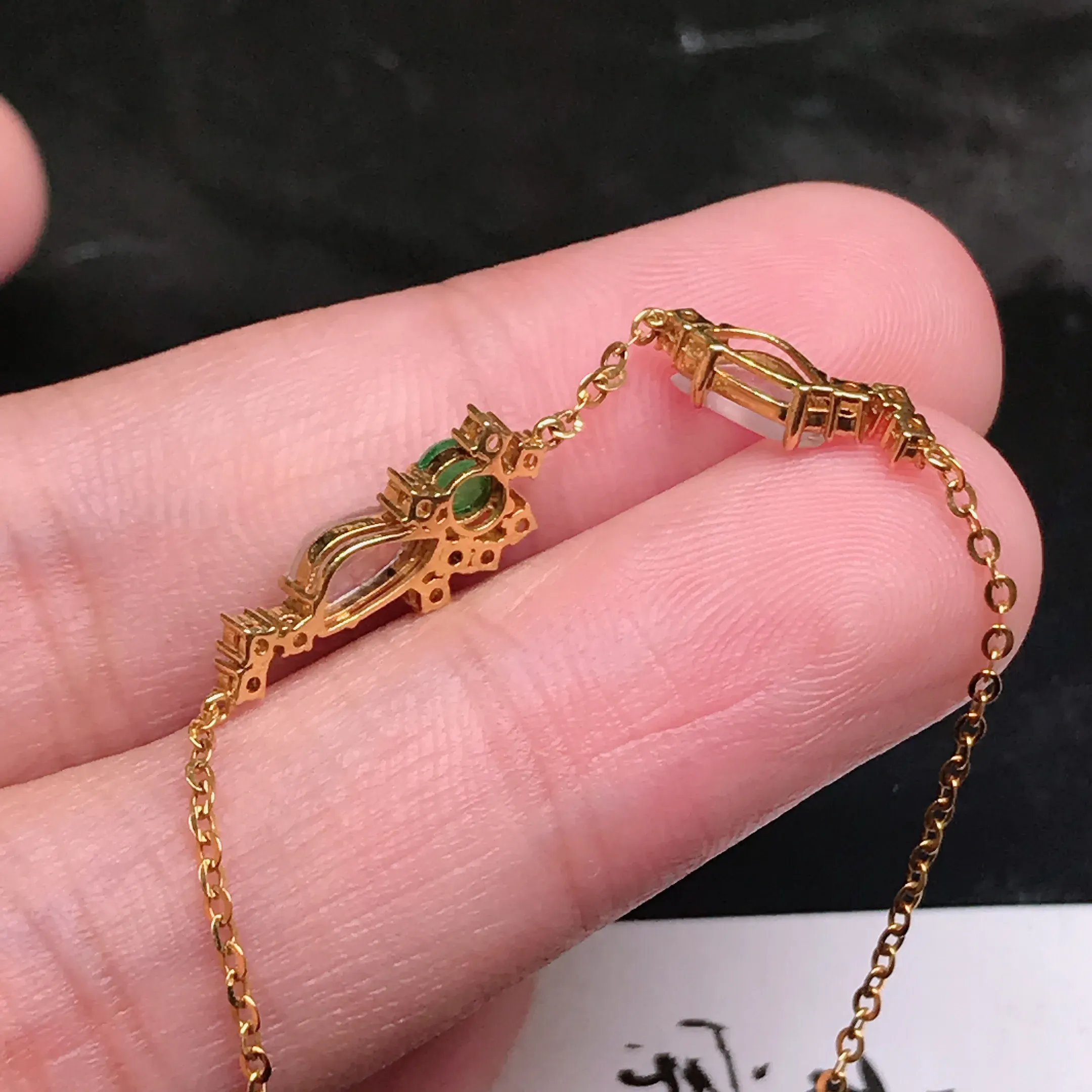 严选推荐手链，老坑水润随形手链，18k金钻镶嵌，雕工精细，裸石饱满圆润，肥嘟嘟的，线条流畅，品相佳，佩戴效果佳。种水上乘，莹润通透，起强玻璃光泽。高性价比，值得入手。裸石尺寸约6.9-3.5毫米