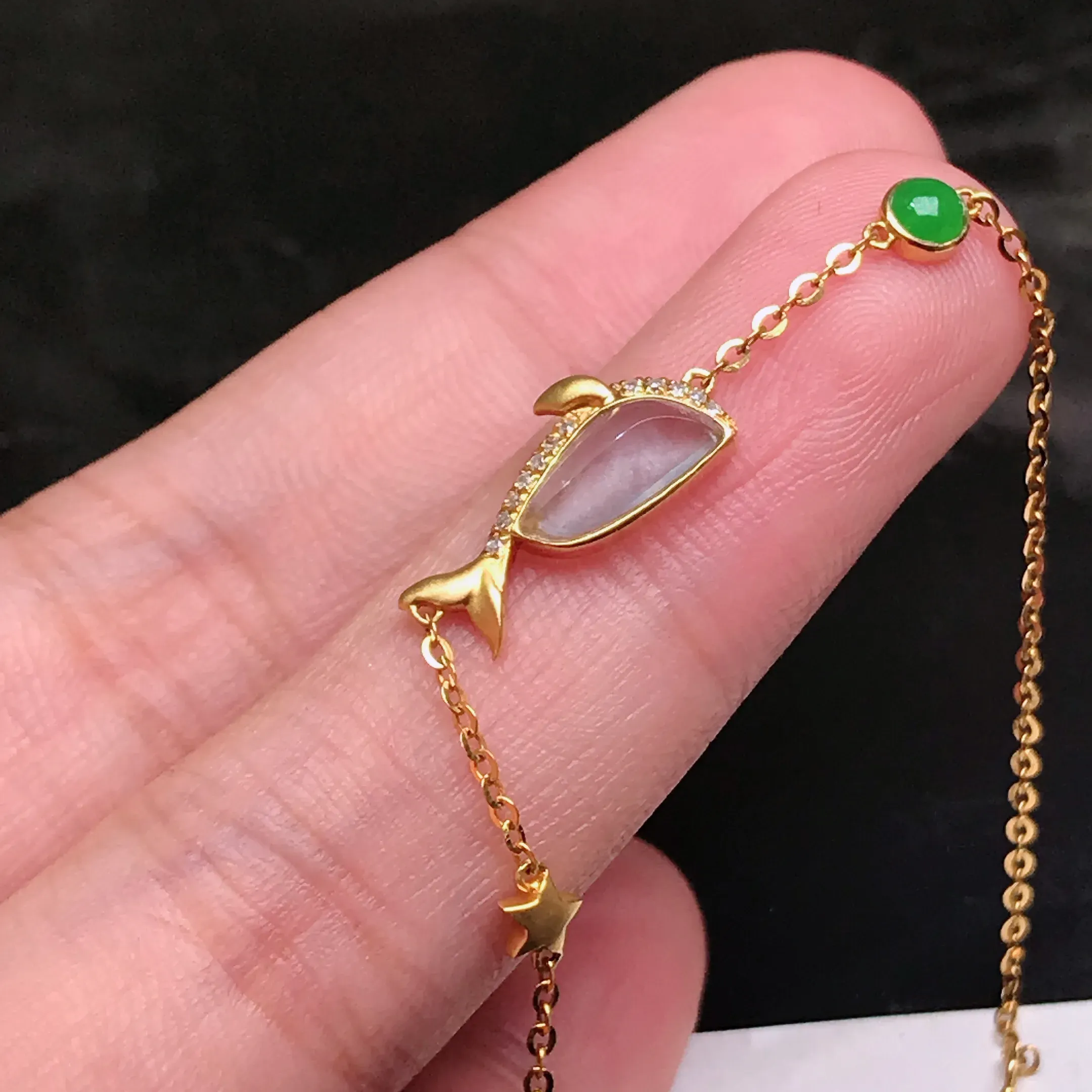 严选推荐手链，老坑水润随形鱼手链，18k金钻镶嵌，雕工精细，裸石饱满圆润，肥嘟嘟的，线条流畅，品相佳，佩戴效果佳。种水上乘，莹润通透，起强玻璃光泽。高性价比，值得入手。裸石尺寸约9.1-4.3毫米
