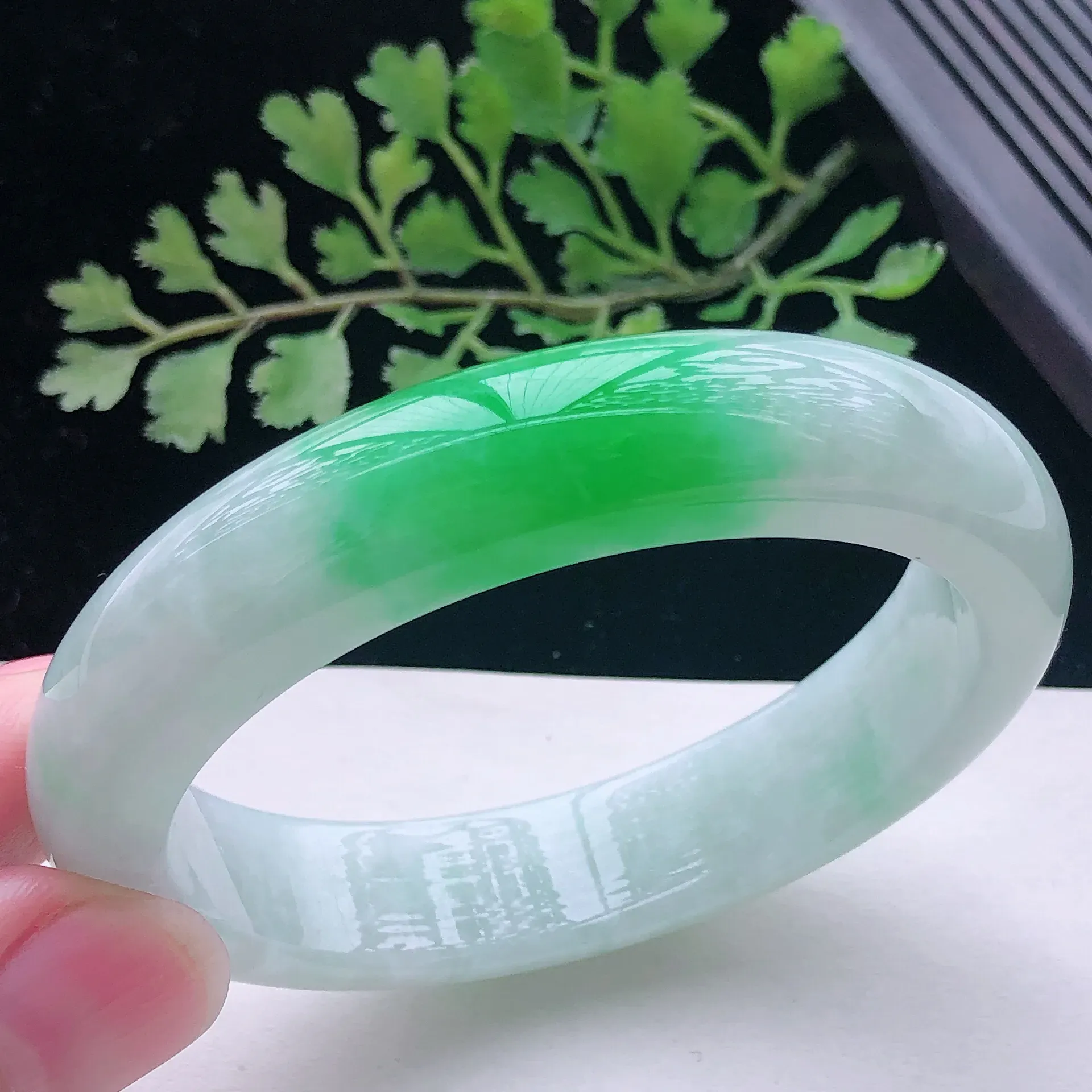 飘绿翡翠正圈手镯,圈口55.8*13*8.