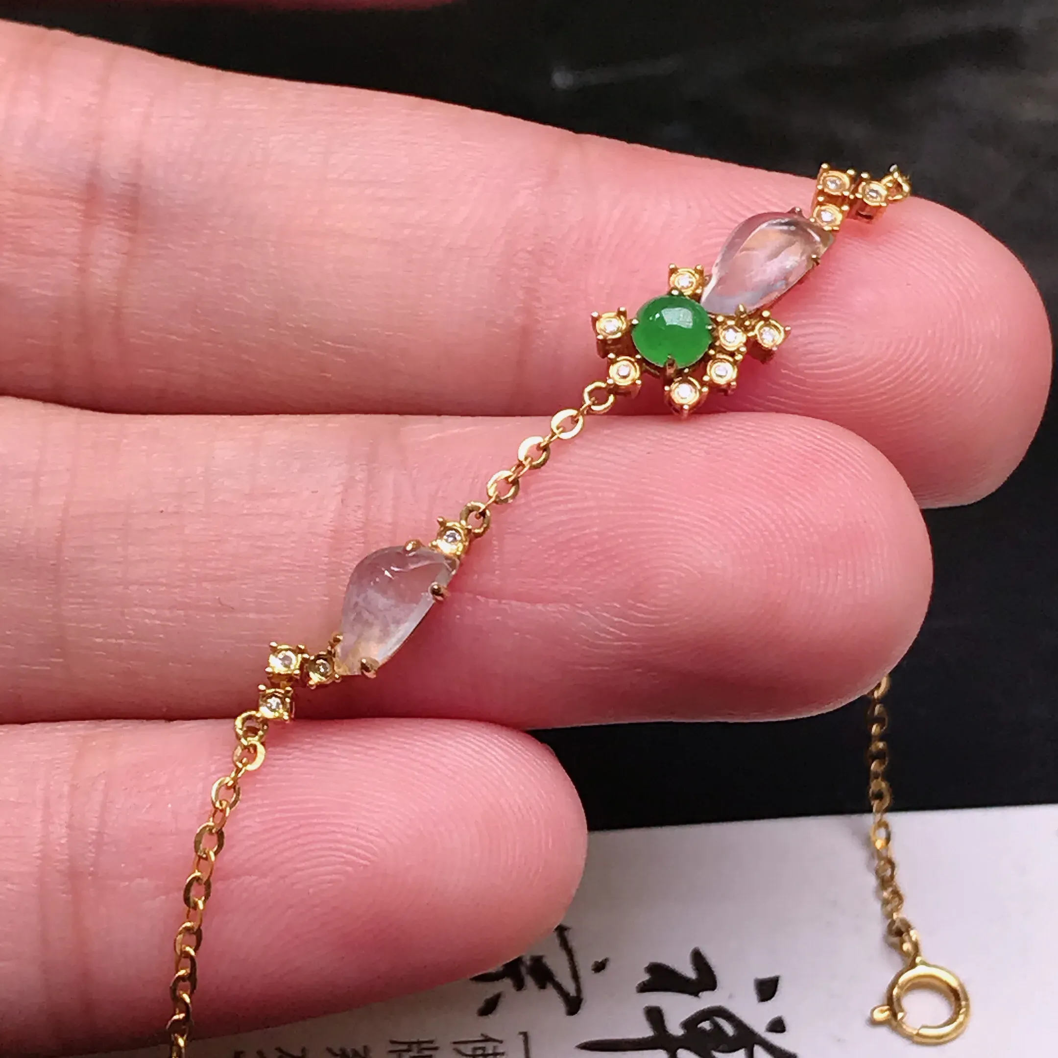 严选推荐手链，老坑水润随形手链，18k金钻镶嵌，雕工精细，裸石饱满圆润，肥嘟嘟的，线条流畅，品相佳，佩戴效果佳。种水上乘，莹润通透，起强玻璃光泽。高性价比，值得入手。裸石尺寸约6.9-3.5毫米