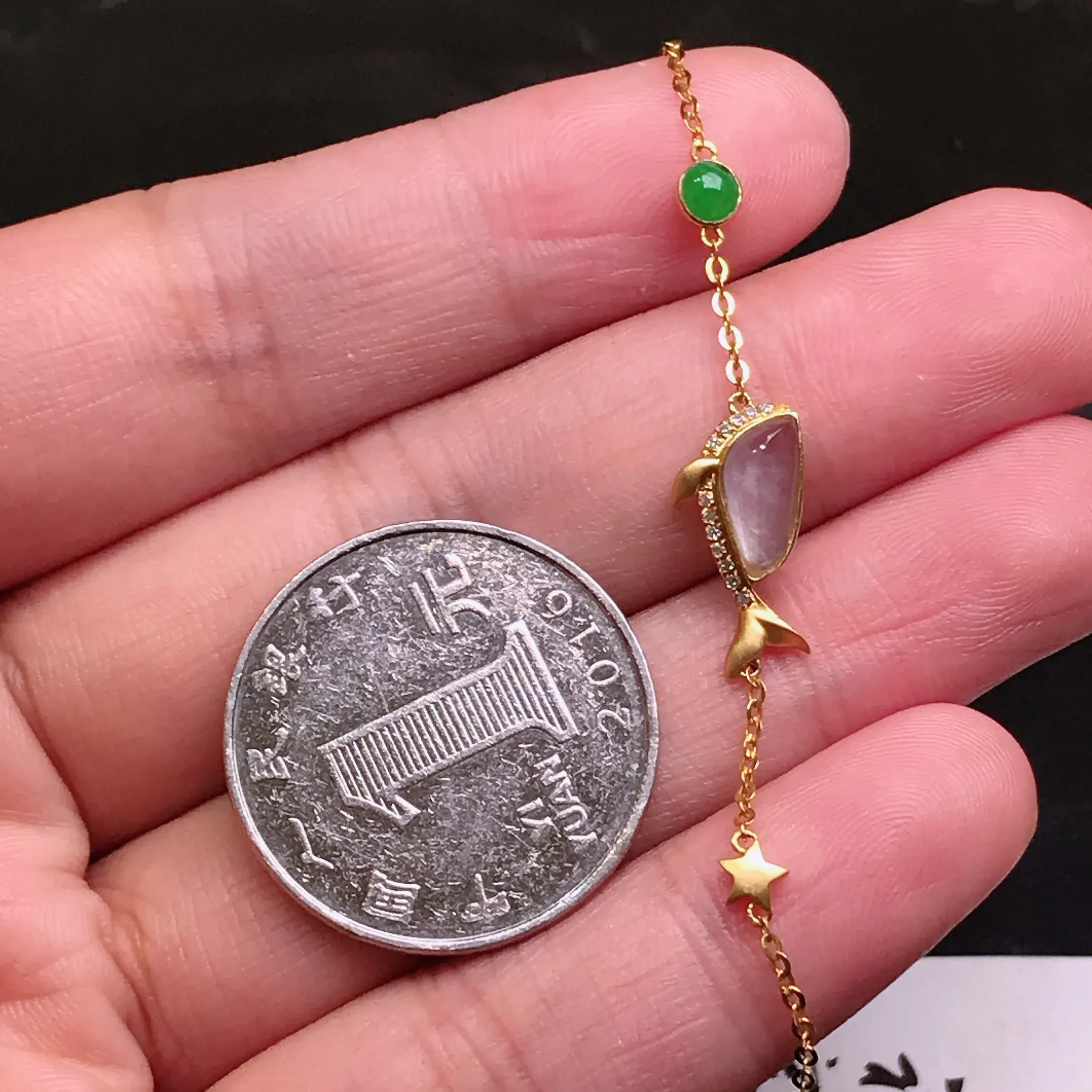严选推荐手链，老坑水润随形鱼手链，18k金钻镶嵌，雕工精细，裸石饱满圆润，肥嘟嘟的，线条流畅，品相佳，佩戴效果佳。种水上乘，莹润通透，起强玻璃光泽。高性价比，值得入手。裸石尺寸约9.1-4.3毫米