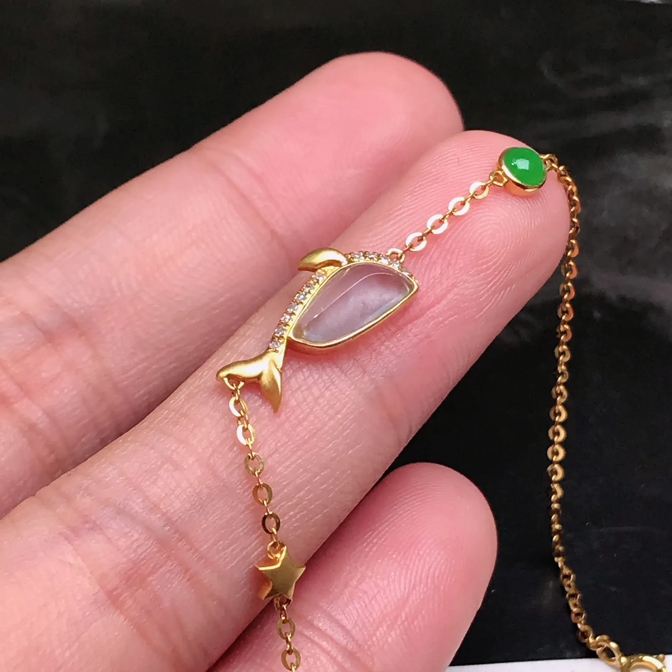 严选推荐手链，老坑水润随形鱼手链，18k金钻镶嵌，雕工精细，裸石饱满圆润，肥嘟嘟的，线条流畅，品相佳，佩戴效果佳。种水上乘，莹润通透，起强玻璃光泽。高性价比，值得入手。裸石尺寸约9.1-4.3毫米