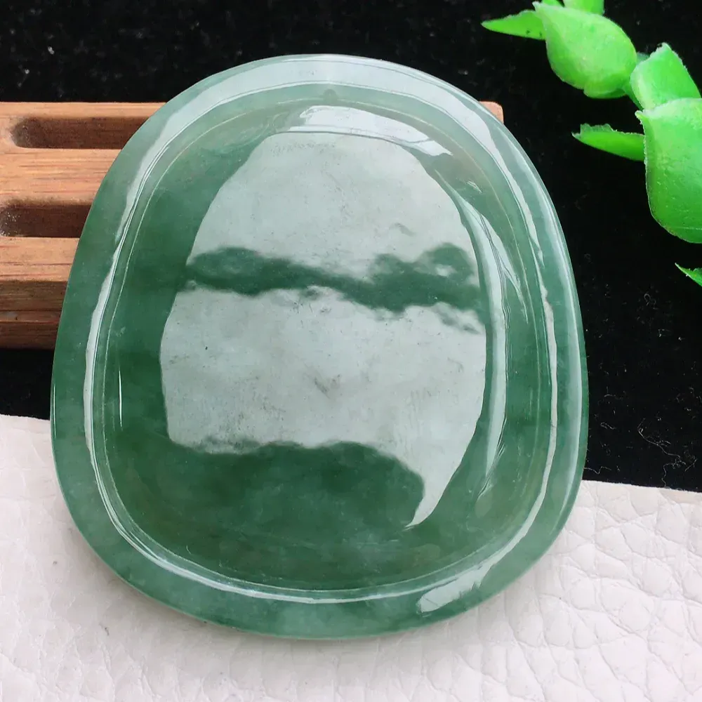 自然光实拍，老种冰油上山虎玉吊坠，种老水足  玉质细腻 底子干净 色泽浓郁 雕工精细  立体感十足！韵味十足！kh  尺寸:52.1*47.6*5.8mm