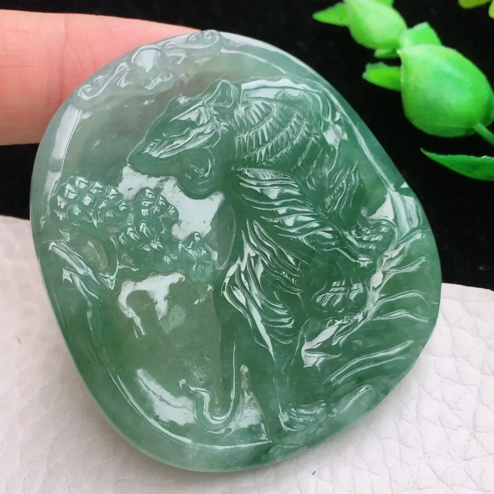 自然光实拍，老种冰油上山虎玉吊坠，种老水足  玉质细腻 底子干净 色泽浓郁 雕工精细  立体感十足！韵味十足！kh  尺寸:52.1*47.6*5.8mm