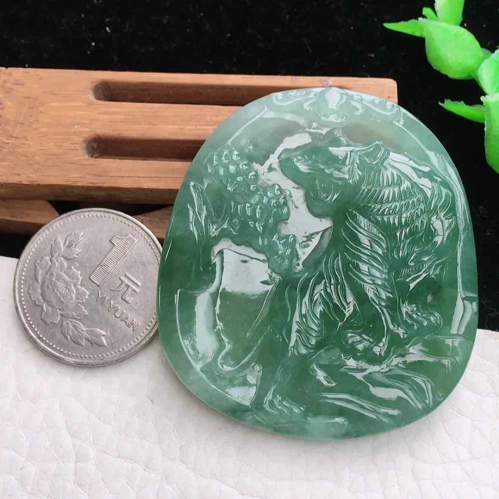自然光实拍，老种冰油上山虎玉吊坠，种老水足  玉质细腻 底子干净 色泽浓郁 雕工精细  立体感十足！韵味十足！kh  尺寸:52.1*47.6*5.8mm
