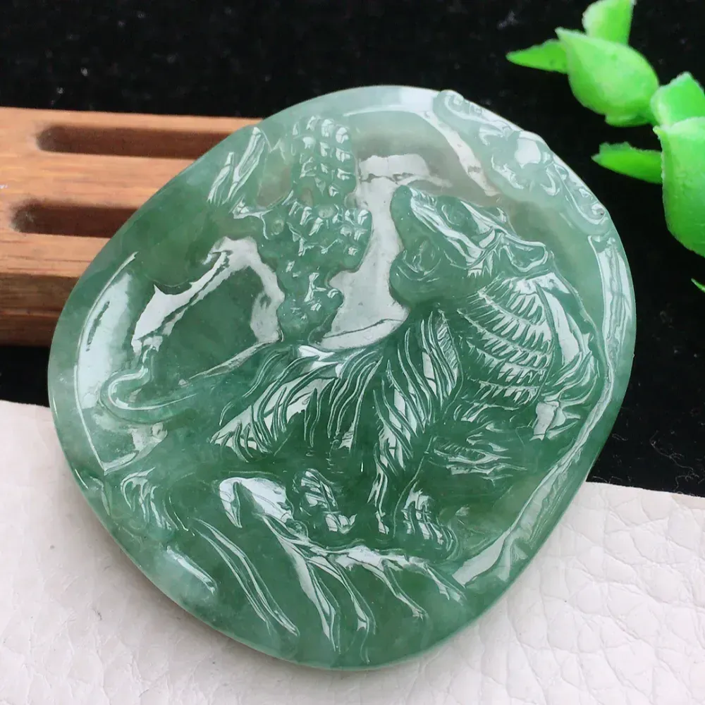自然光实拍，老种冰油上山虎玉吊坠，种老水足  玉质细腻 底子干净 色泽浓郁 雕工精细  立体感十足！韵味十足！kh  尺寸:52.1*47.6*5.8mm