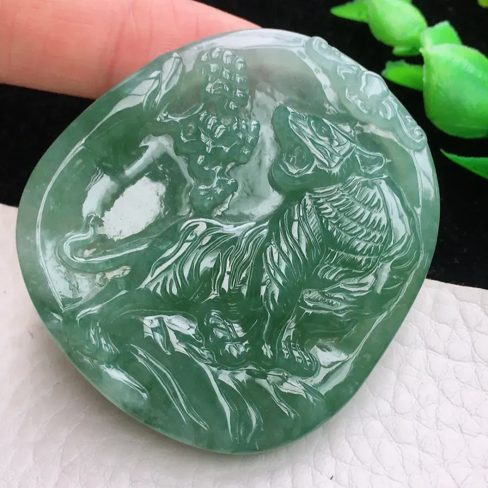 自然光实拍，老种冰油上山虎玉吊坠，种老水足  玉质细腻 底子干净 色泽浓郁 雕工精细  立体感十足！韵味十足！kh  尺寸:52.1*47.6*5.8mm