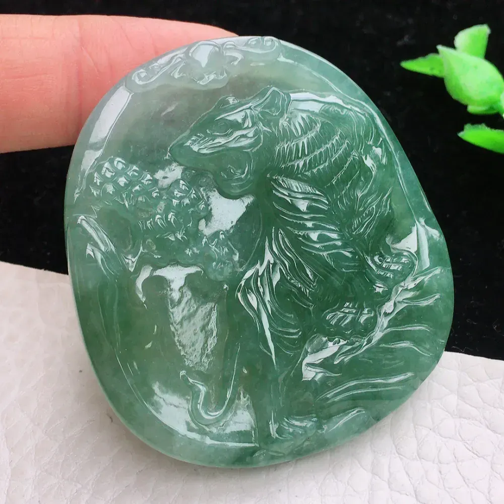 自然光实拍，老种冰油上山虎玉吊坠，种老水足  玉质细腻 底子干净 色泽浓郁 雕工精细  立体感十足！韵味十足！kh  尺寸:52.1*47.6*5.8mm