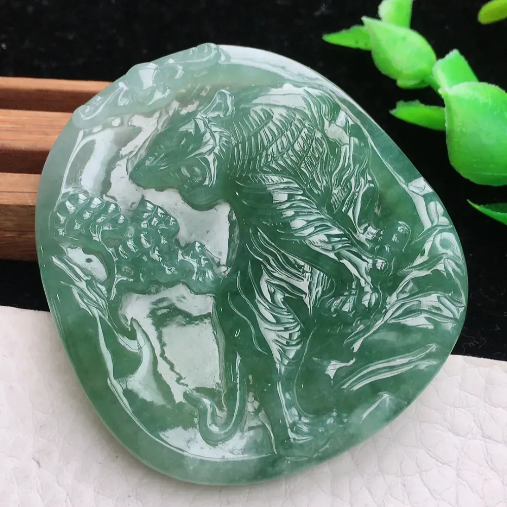 自然光实拍，老种冰油上山虎玉吊坠，种老水足  玉质细腻 底子干净 色泽浓郁 雕工精细  立体感十足！韵味十足！kh  尺寸:52.1*47.6*5.8mm