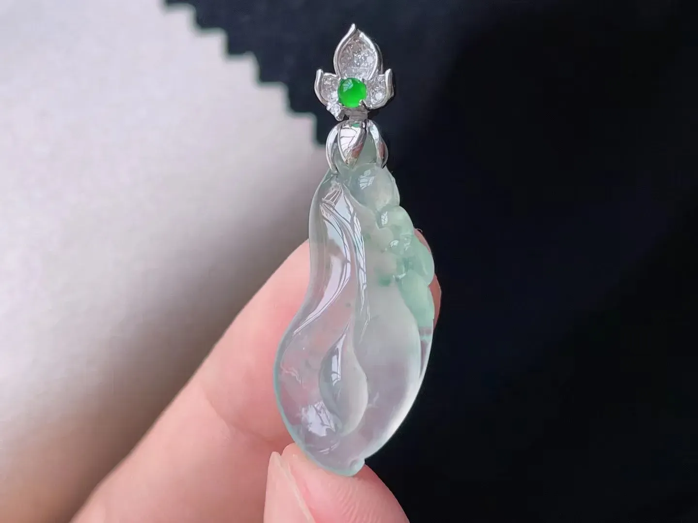 18K冰种飘花玉兰花吊坠