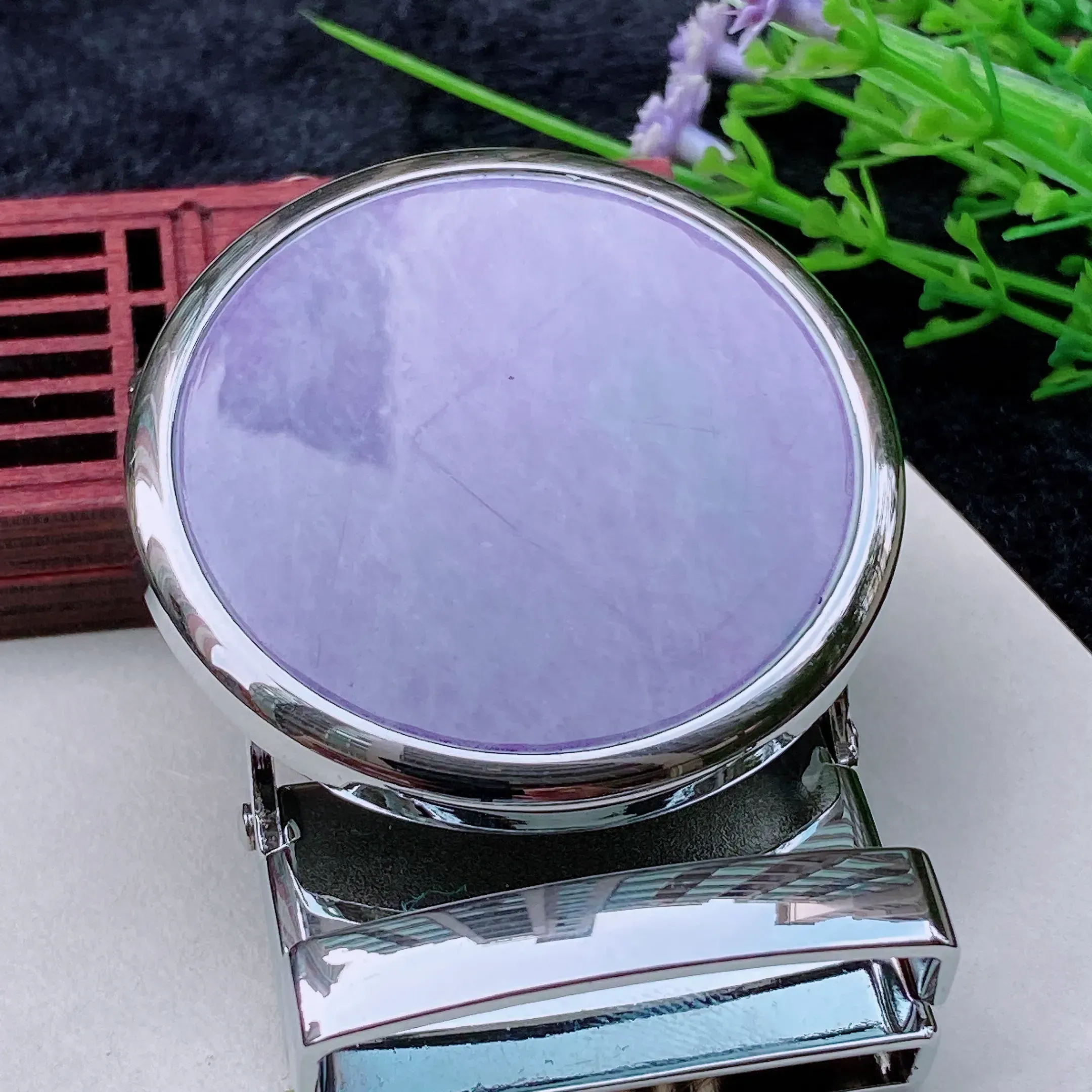 自然光实拍  水润精工细腻紫罗兰皮带扣。玉质细腻莹润 雕工精湛，佩戴高雅大方   线条优美  awx尺寸:   68/51.3/17.5mm。