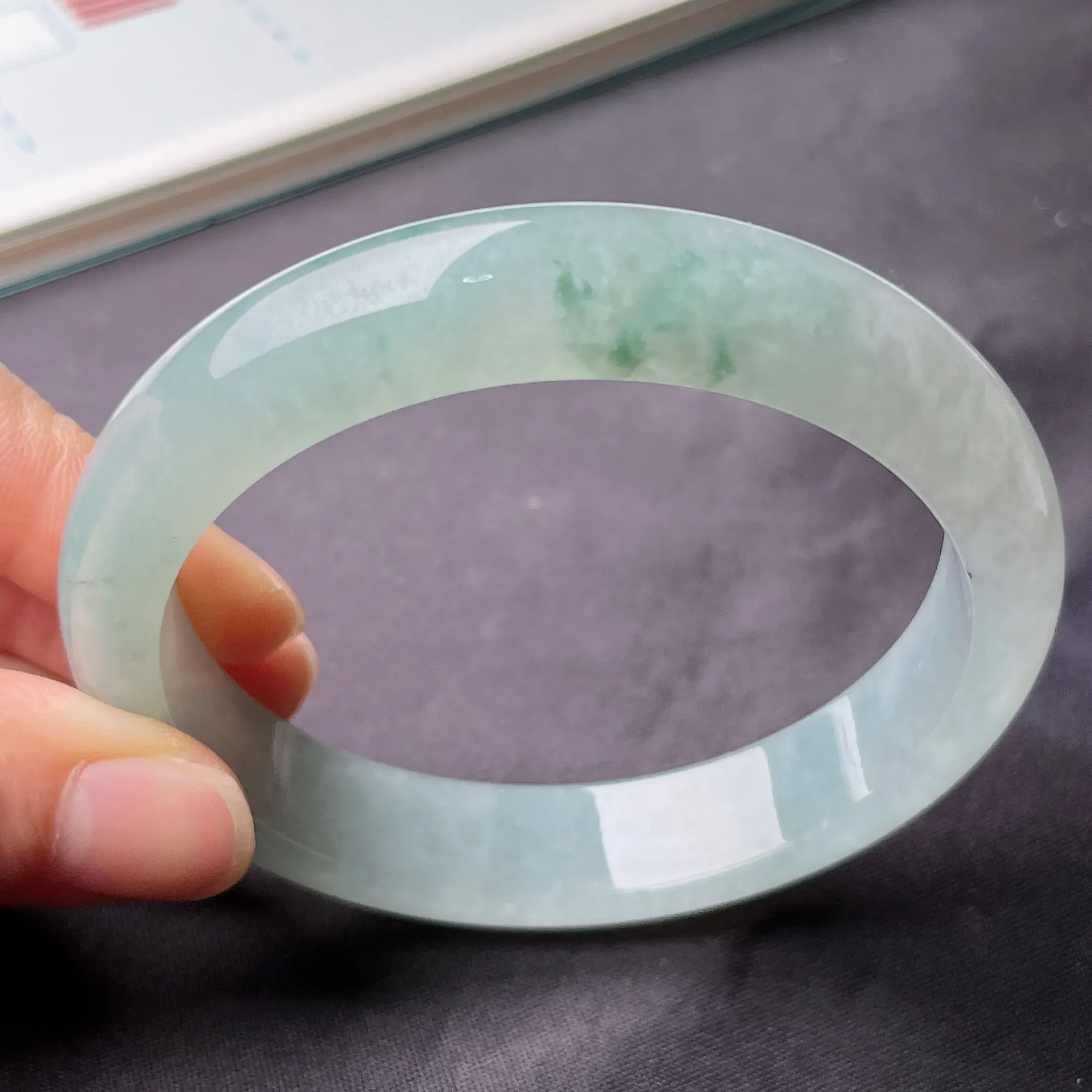 天然a货翡翠冰糯种飘花宽边手镯，圈口：63mm