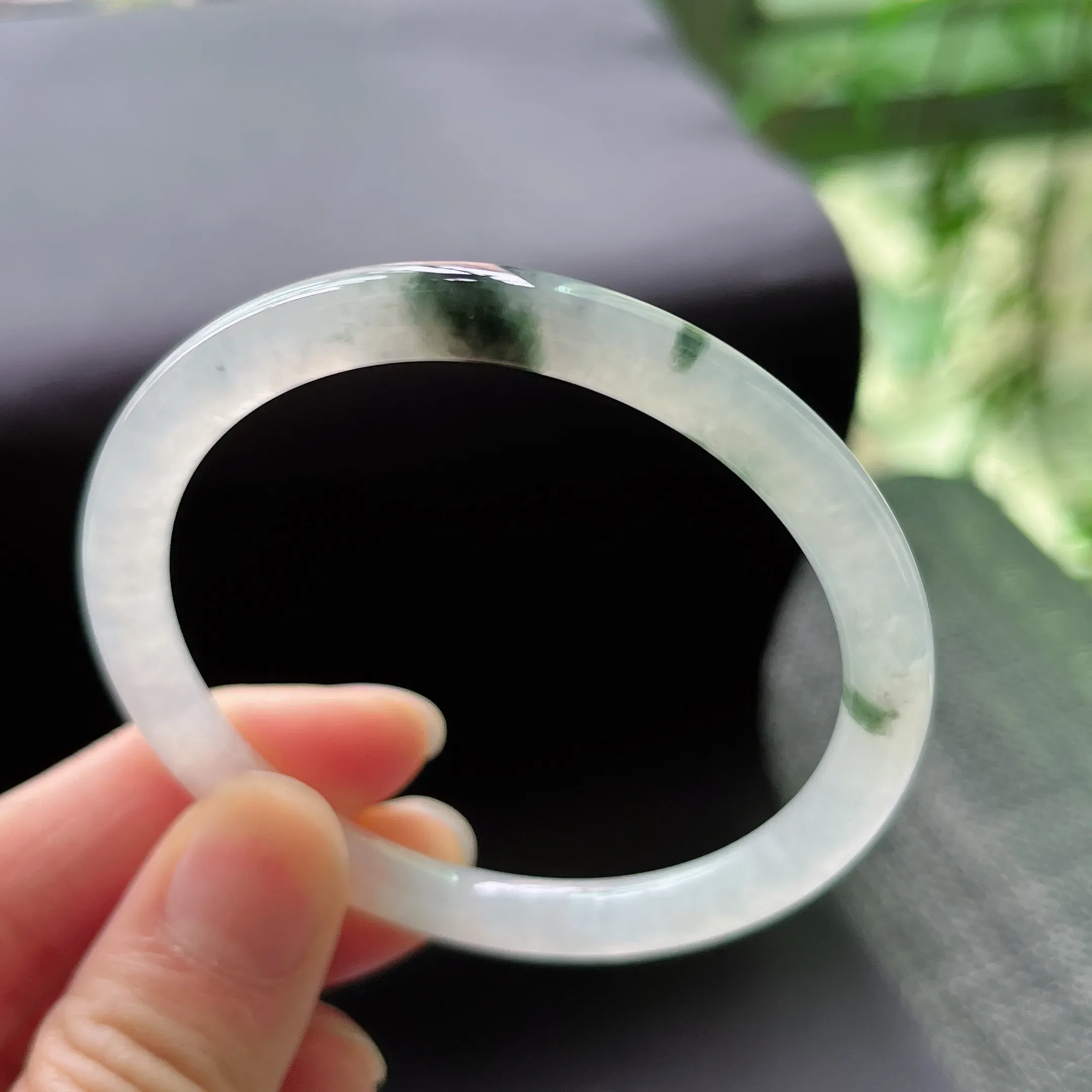 缅甸天然a货翡翠冰种飘花圆条叮当手镯，圈口：53.2mm